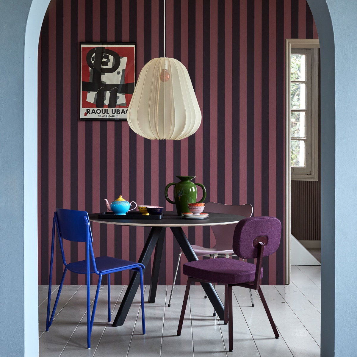 Muurverf Jackie Blue van Lab Paint (vestingh.nl). Behang Othello Cyprian Sassafras, 0,53x10 m (bxl) (masureel.com). Eettafel CPH20, eikenhout met linoleum blad, 120x74 cm (xh), blauwe eetkamerstoel Petit, aluminium en eikenfineer (hay.nl). Stoffen hanglamp Balloon van Bolia, 53,5x60 cm (xh) (vtwonen.nl/shop). Lichtpaarse vlinderstoel van Arne Jacobsen, metaal en eikenfineer, auberginekleurige stoel MK van De Machinekamer, staal en stof (demachinekamer.nl). Porseleinen theepot Grandpa, porseleinen kommen Grandpa, porseleinen borden Grandpa (polspotten.com). Keramieken vaas Momento van &Tradition (groenenakker.nl). Overig privbezit.

 vtwonen 04-2024 | Styling Fietje Bruijn | Fotografie Alexander van Berge