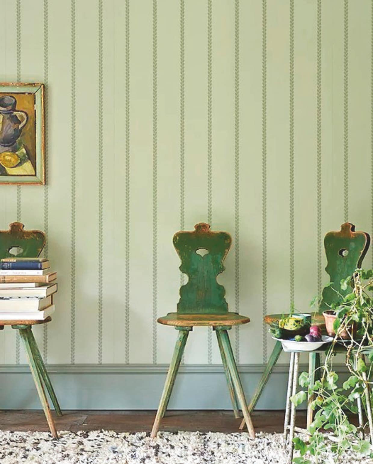 Farrow & Ball behang Petal Stripe, 2422, 53 cm x 10 m (bxl) € 205,-(selectedwallpapers.com). vtwonen landelijk 9-2025 | styling Ali Heath | fotografie Brent Darby