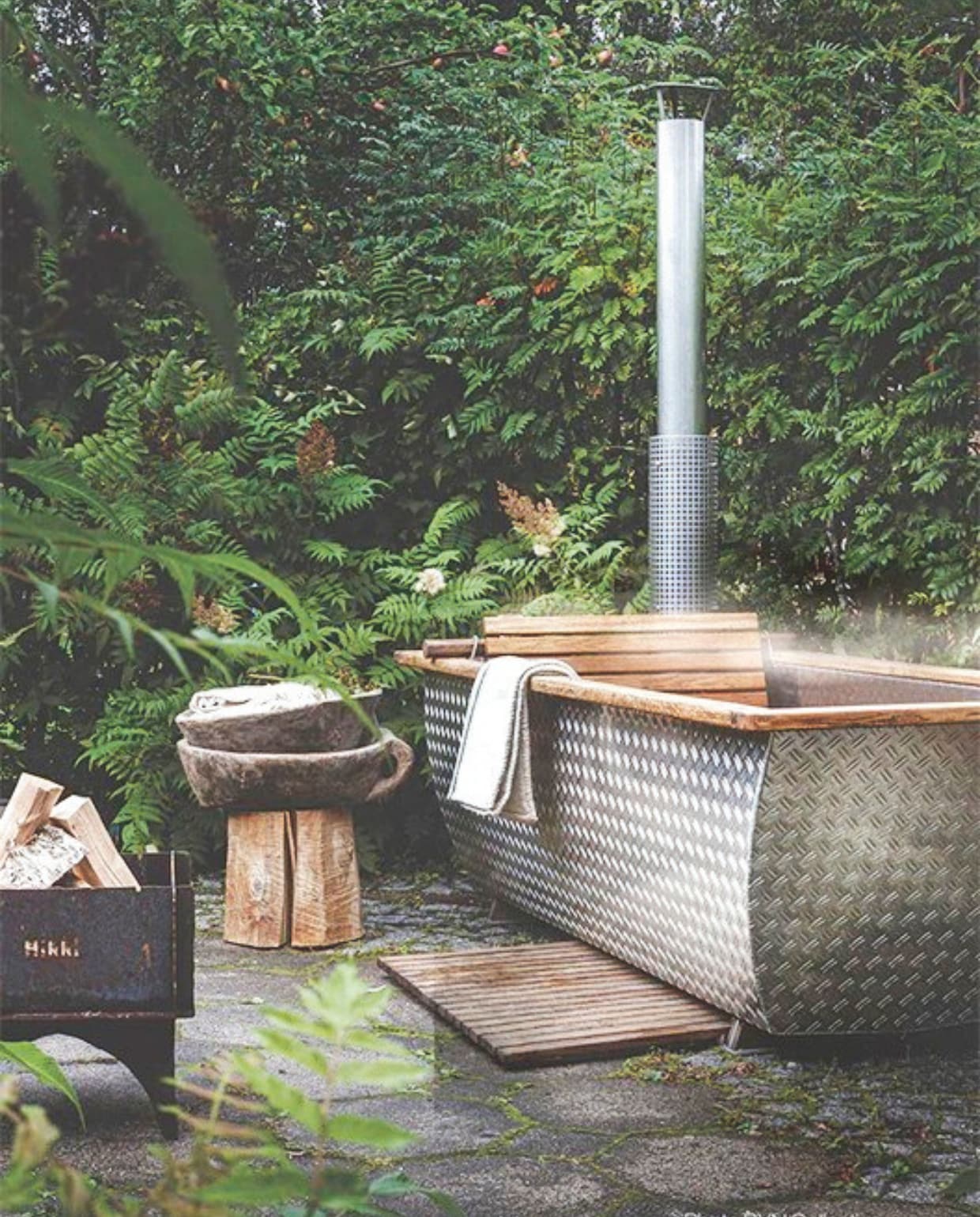 Hikki hottub Bohemen, eikenhout en aluminium, 212x92x66 cm (lxbxh) € 4880,- (hikkisweden.com). vtwonen landelijk 9-2025 | styling Ali Heath | fotografie Brent Darby