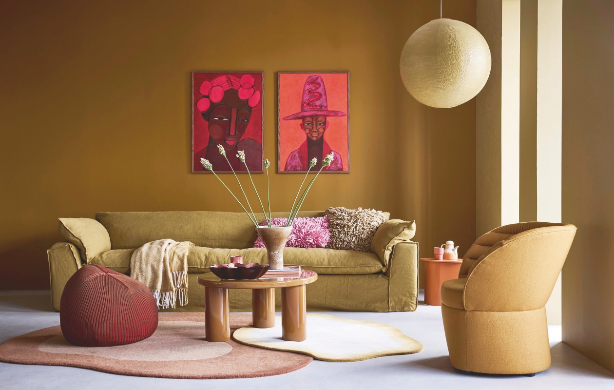 Lab Paint muurverf, links Racing Riksha en rechts Straw, 1 liter € 56,- (vestingh.nl). HKliving bank Nomad, linnen, oker, 305x110x81 cm (bxbxh) € 3595,-, salontafel Marlow, gelakt mdf, oker, 80x38 cm (Øxh) € 350,-, kopje, aardewerk, roze € 7,50 (loods5.nl). Fést fauteuil Phoebe, wol en nylon, oker, 86x71x79 cm (lxbxh) € 1649,-, bijzettafel Plateau, hout, caramel,  180x90x74 cm (lxbxh) € 269,- (festamsterdam.com). Casalis poef, breisel, roodbruin € 442,-, vloerkleden Sjette, wol, geel en terra, prijs op aanvraag (casalis.be). Pstr studio posters Gaia en The Host van June20, papier, rood, 70x100 cm, per stuk € 83,-, Urban Nature Culture vaas Yaro, aardewerk, bruin € 79,95 (shop.vtwonen.nl). HKliving kussens Rugged, wol, roze en naturel, € 70,- en € 79,95, schaal Shell, keramiek, rozerood € 99,95, theepot 70’s, keramiek, oranje en roze € 45,- (hkliving.com). Ikea plaid Klippoxel € 19,99, lamp Gullsudare, papier, wit € 9,99 (ikea.com).