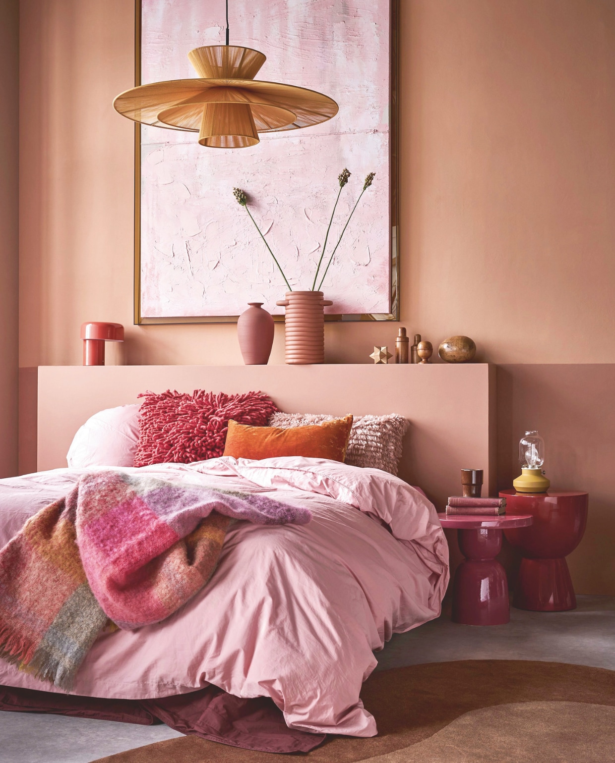 Lab Paint muurverf lambrisering, Barista en Little Italy, en muurverf sokkel, Tout, 1 liter € 56,- (vestingh.nl). Casalis vloerkleed en panelen, reliëf geweven wollen stof, zachtgeel en terra, prijs op aanvraag (casalis.be). Urban Nature Culture pot Madu, aardewerk, terra € 249,99, Pstr Store poster Brothers door Studio Dalli, papier, oranje/blauw, 30x40 cm € 45,- (shop.vtwonen.nl). HKliving kussen Rugged, wol/katoen, kersenrood € 79,95, schaal Shell, keramiek, rozerood € 99,95 (hkliving.nl). Ikea plaid Stockholm 2025, wol, oranje € 79,99 (ikea.com). Loods 5 bankje Trix, metaal, bordeaux, 110x 37,5x45,5 cm (lxbxh) € 295,- (loods5.nl). Fést salontafel Uma, glas en hout, chocolate,  100x31 cm (Øxh) € 599,-(festamsterdam.com). vtwonen 09-2025 | styling Marianne Luning | fotografie Alexander van Berge