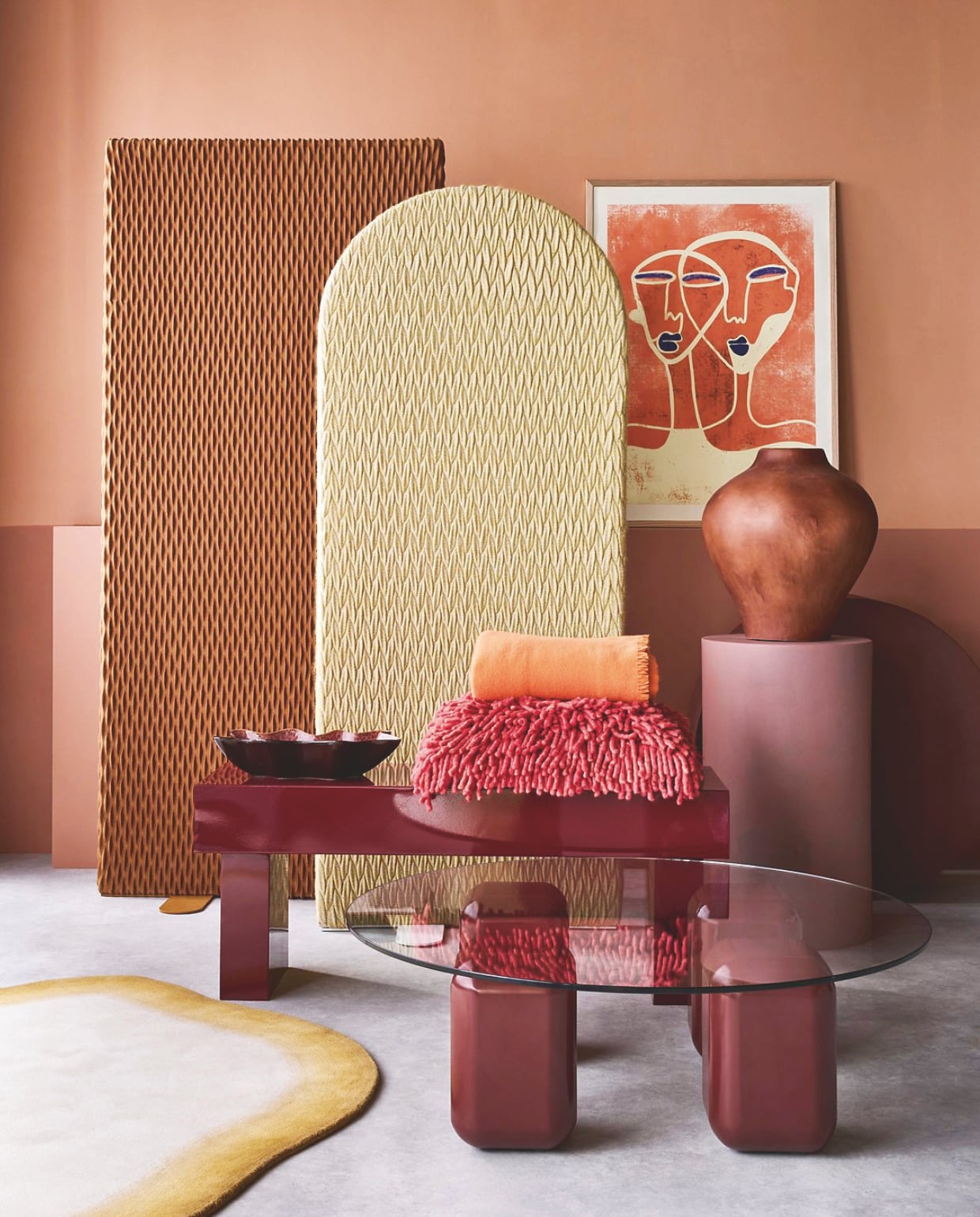 Lab Paint muurverf lambrisering, Barista en Little Italy, en muurverf sokkel, Tout, 1 liter € 56,- (vestingh.nl). Casalis vloerkleed en panelen, reliëf geweven wollen stof, zachtgeel en terra, prijs op aanvraag (casalis.be). Urban Nature Culture pot Madu, aardewerk, terra € 249,99, Pstr Store poster Brothers door Studio Dalli, papier, oranje/blauw, 30x40 cm € 45,- (shop.vtwonen.nl). HKliving kussen Rugged, wol/katoen, kersenrood € 79,95, schaal Shell, keramiek, rozerood € 99,95 (hkliving.nl). Ikea plaid Stockholm 2025, wol, oranje € 79,99 (ikea.com). Loods 5 bankje Trix, metaal, bordeaux, 110x 37,5x45,5 cm (lxbxh) € 295,- (loods5.nl). Fést salontafel Uma, glas en hout, chocolate,  100x31 cm (Øxh) € 599,-(festamsterdam.com). vtwonen 09-2025 | styling Marianne Luning | fotografie Alexander van Berge
