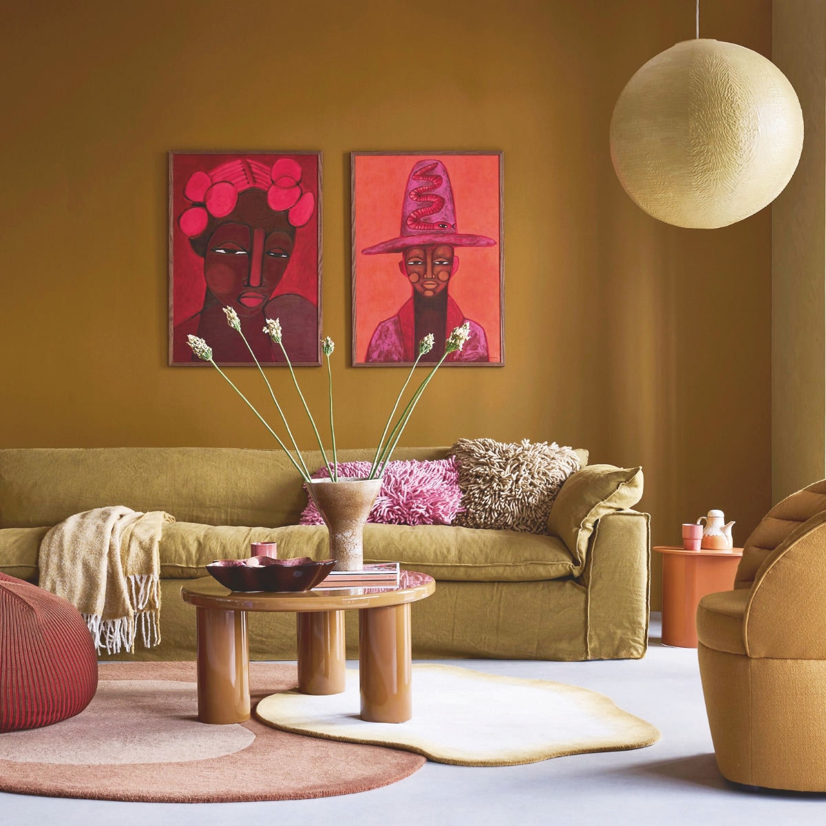 Lab Paint muurverf, links Racing Riksha en rechts Straw, 1 liter € 56,- (vestingh.nl). HKliving bank Nomad, linnen, oker, 305x110x81 cm (bxbxh) € 3595,-, salontafel Marlow, gelakt mdf, oker, 80x38 cm (Øxh) € 350,-, kopje, aardewerk, roze € 7,50 (loods5.nl). Fést fauteuil Phoebe, wol en nylon, oker, 86x71x79 cm (lxbxh) € 1649,-, bijzettafel Plateau, hout, caramel,  180x90x74 cm (lxbxh) € 269,- (festamsterdam.com). Casalis poef, breisel, roodbruin € 442,-, vloerkleden Sjette, wol, geel en terra, prijs op aanvraag (casalis.be). Pstr studio posters Gaia en The Host van June20, papier, rood, 70x100 cm, per stuk € 83,-, Urban Nature Culture vaas Yaro, aardewerk, bruin € 79,95 (shop.vtwonen.nl). HKliving kussens Rugged, wol, roze en naturel, € 70,- en € 79,95, schaal Shell, keramiek, rozerood € 99,95, theepot 70’s, keramiek, oranje en roze € 45,- (hkliving.com). Ikea plaid Klippoxel € 19,99, lamp Gullsudare, papier, wit € 9,99 (ikea.com).