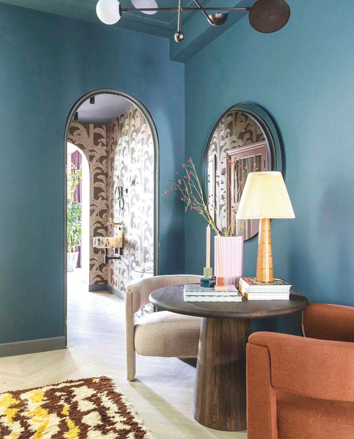 Kleur muren en plafond Nice Night van The Nice Stuff Colours by Flexa x Karwei. Stalen deur Blecks, spiegel Karwei, vloerkleed HKliving, stoelen Theo-Bert Pot by Karwei, tafel Table du Sud. Vaas Cor Unum, tafellamp Soho Home. vtwonen binnenkijken 09-2025 | styling en fotografie Theo Bert-Pot, Jelle van de Schoor | tekst Britte Kramer
