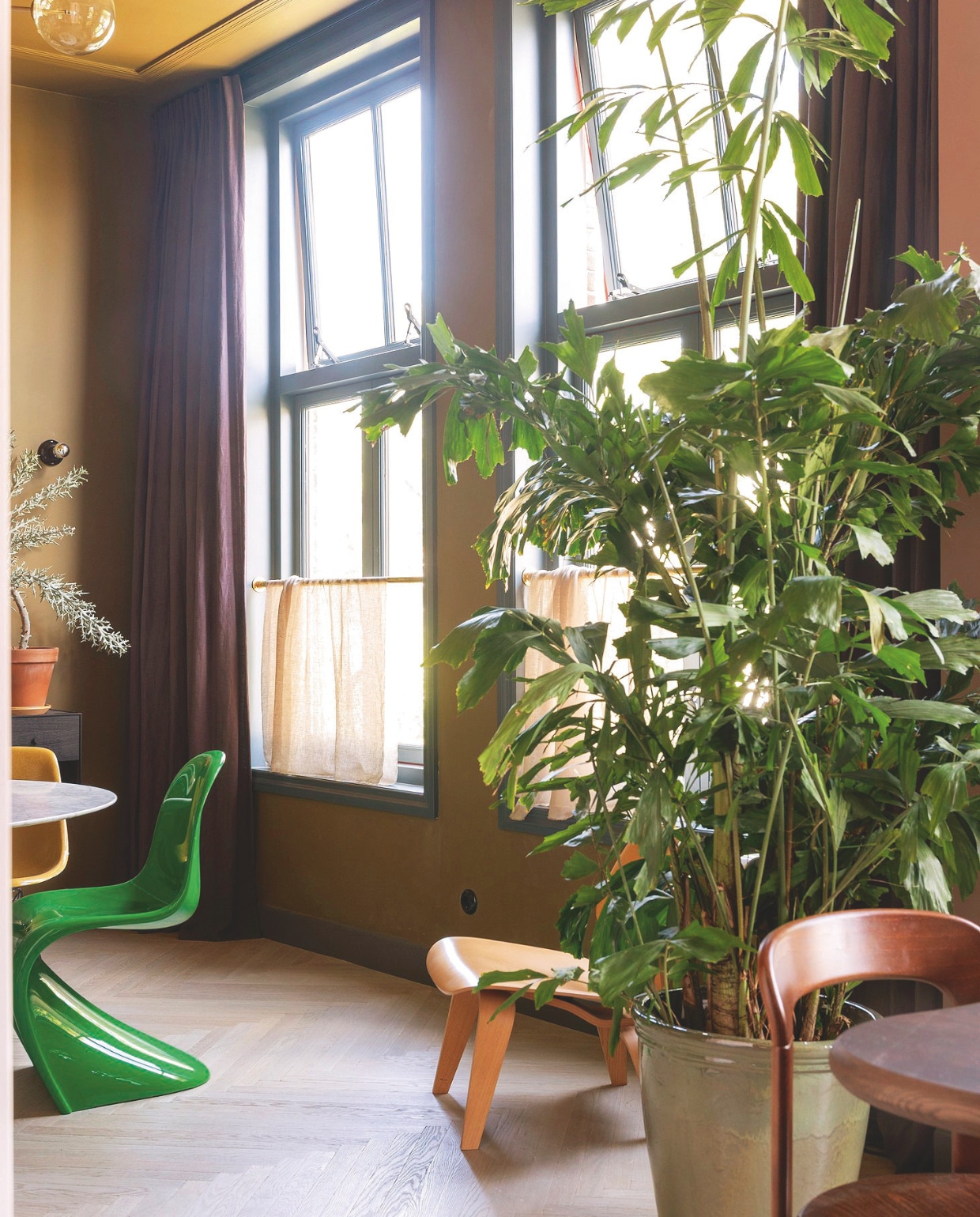 Kleur muren en plafond The Greenhouse 7 van Flexa, kleur kozijn Nice Night van The Nice Stuff Colours by Flexa x Karwei, houten vloer Vloerenhuis Amsterdam, gordijnen en valletjes Evert Groot. Groene stoel Vitra. vtwonen binnenkijken 09-2025 | styling en fotografie Theo Bert-Pot, Jelle van de Schoor | tekst Britte Kramer