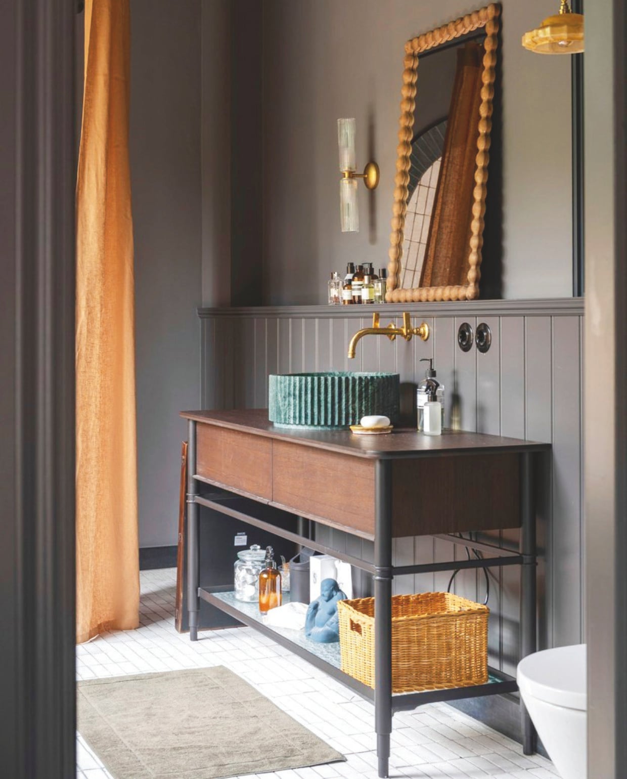 Wasmeubel ontwerp van Theo-Bert en Houtmerk, waskom Houtmerk, kraan Studio Ore. Bakelieten stopcontact De Oude Schakelaar, spiegel Zara Home, wandlamp Corston. vtwonen binnenkijken 09-2025 | styling en fotografie Theo Bert-Pot, Jelle van de Schoor | tekst Britte Kramer
