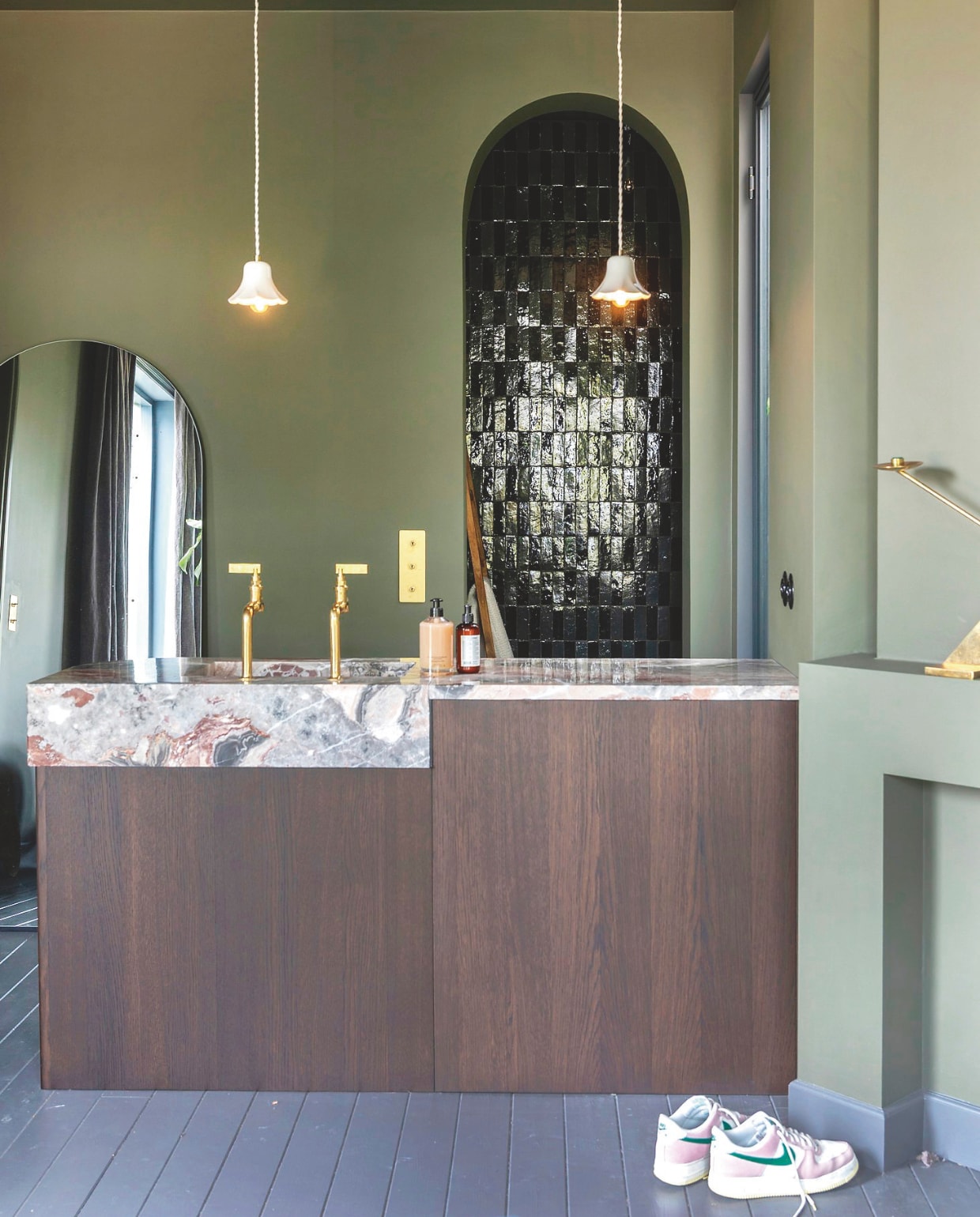 Kleur muren en plafond Lush Bean van Flexa Pure, kleur vloer 85% Grafiet van Flexa, wandtegels Designtegels. Wasmeubel Houtmerk, kranen Studio Ore, zeep Diptyque. Hanglampen en spiegel Zara Home, messing schakelaar Corston. vtwonen binnenkijken 09-2025 | styling en fotografie Theo Bert-Pot, Jelle van de Schoor | tekst Britte Kramer