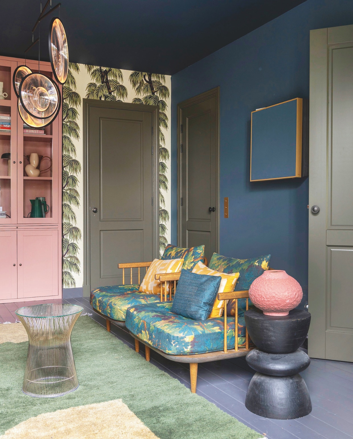 Muurkleur Nice Blue van The Nice Stuff Colours by Flexa x Karwei, kleur deuren Lush Bean van Flexa. Roze kast op maat 123kast.nl, behang House of Hackney via Selected Wallpapers. Fauteuils &Tradition via Just Haasnoot met stof van Dedar. Hanglamp DCW Editions via Flow Rotterdam. Vloerkleed en vaas Theo-Bert Pot by Karwei, bijzettafel links Knoll, bijzettafel rechts Westwing. vtwonen binnenkijken 09-2025 | styling en fotografie Theo Bert-Pot, Jelle van de Schoor | tekst Britte Kramer
