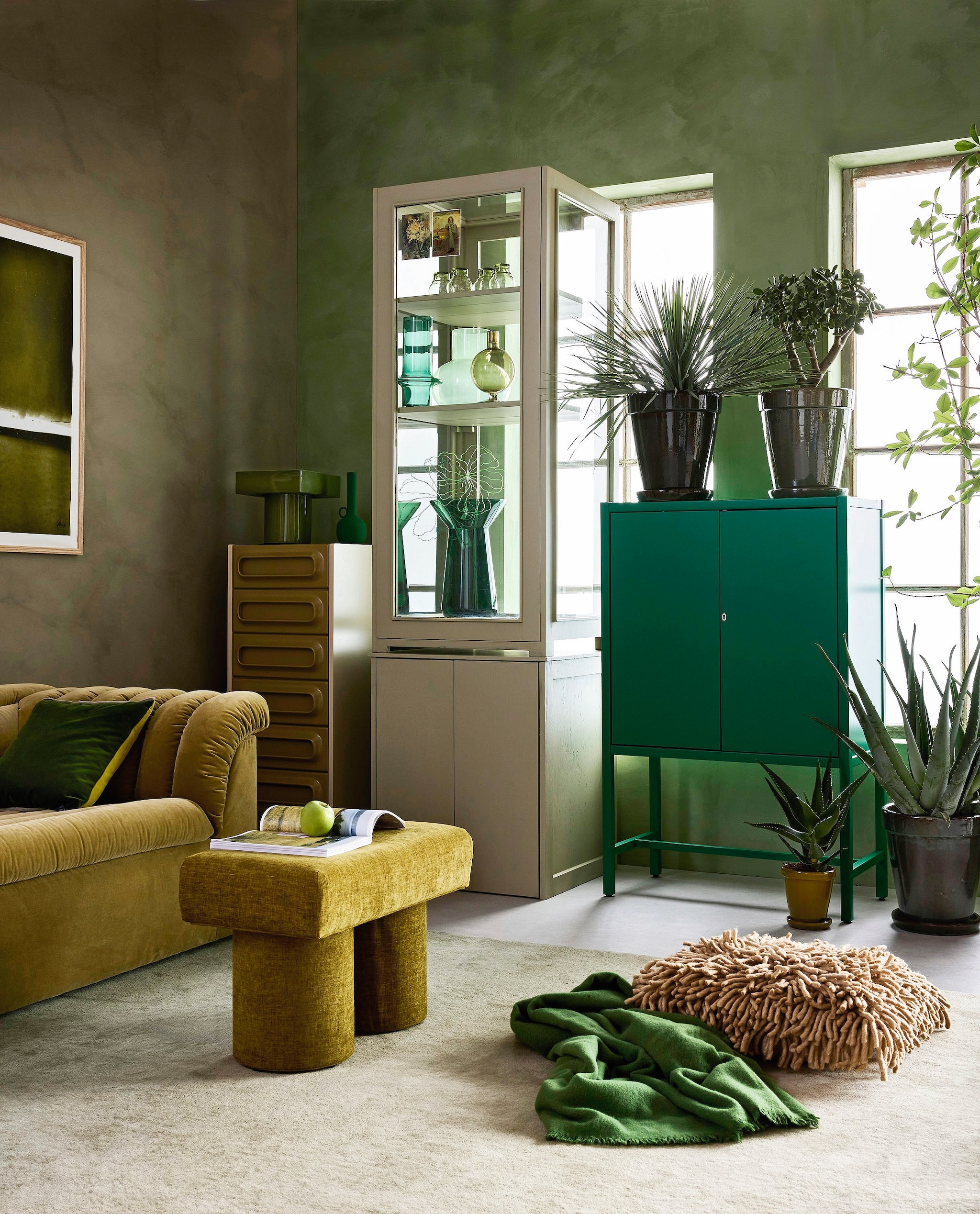 Lab Paint kalkverf, Limited Jade en Tokyo Tea, 1 liter € 66,- (vestingh.nl). Loods 5 loungebank Marilyn Royal, fluweel, pistachegroen, 325x182x70 cm (bxdxh) € 3990,-, bankje Ollie, gestoffeerd, groen, 55x38x45 cm (lxbxh) € 99,-, Studio Henk tafellamp Display, aardewerk, groen € 349,- (loods5.nl). HKliving ladenkast Space, kunststof, groen, 40x45x113 cm (bxdxh) € 1575,-, glazen 70’s, groen, set van 4 € 29,95,-, kussen Rugged, wol en katoen, olijfgroen € 79,95 (hkliving.nl). Ikea kast Stockholm 2025, hardboard/hout, groen, 80x40x126 cm (lxbxh) € 429,-, plaid Stockholm 2025, wol, groen € 69,99 (ikea.com). Momo Rugs vloerkleed, wol, groen dégradé, 170x240 cm € 1595,-, Pstr studio poster Moss van Mae studio, 70x100 cm € 83,-, Urban Nature Culture vaas, glas, flessengroen € 29,99, vaas Collo Reseda M, glas, lichtgroen € 39,95, kandelaar Sopra, bol glas, olijfgroen € 24,99 (shop.vtwonen.nl). Polspotten vaas Longneck, glas, groen € 190,-, kandelaar Sparta, metaal, groen € 50,- (polspotten.nl). By Dennis planten en potten, prijs op aanvraag (bydennis.nl). Designers Guild kussen Varese, katoen velours, groen € 108,- (wva.nl). Ansichtkaarten € 1,- (artunlimited.nl). vtwonen 09-2025 | styling Marianne Luning | fotografie Alexander van Berge