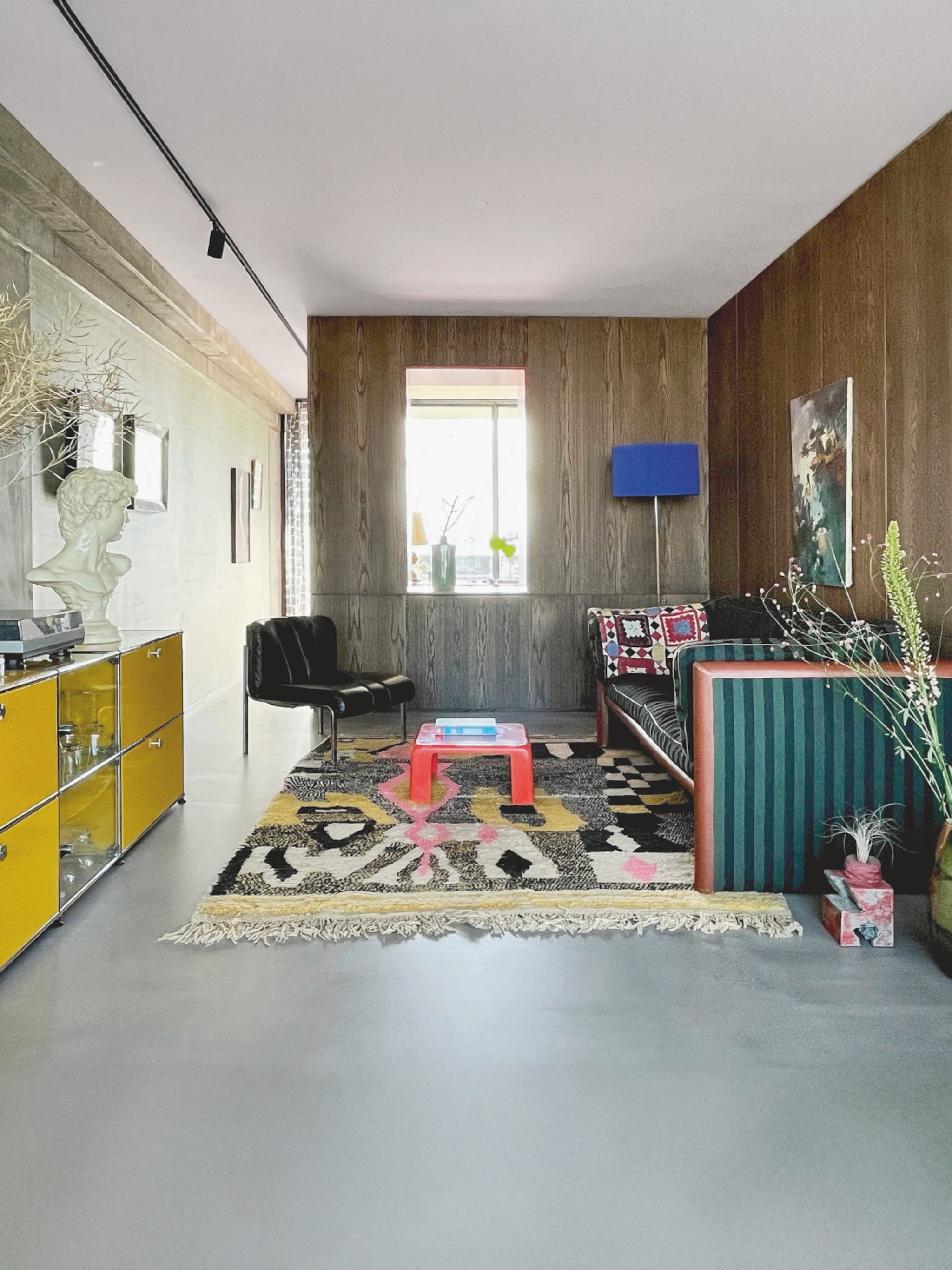 binnenkijken in een kleurrijke loft met kleur bakenen we ruimtes af zonder muren te plaatsen