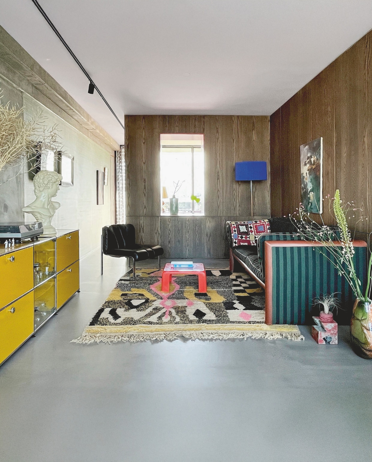 Het vloerkleed is gevonden via Whoppah, een online marktplaats voor design meubels en kunst. De andere meubels en accessoires bracht de bewoner mee uit zijn vorige woning. styling & fotografie bart wigger | tekst evelien roels