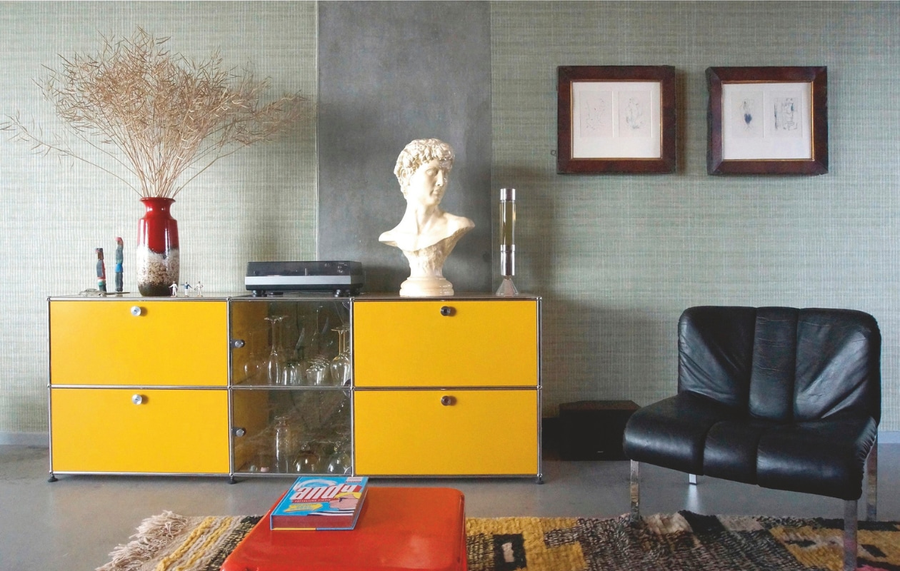 Het behang is van Lelièvre. Dressoir van Usm. Stijlvol Wonen 8-2025 | Styling & Fotografie Bart Wigger | Tekst Evelien Roels