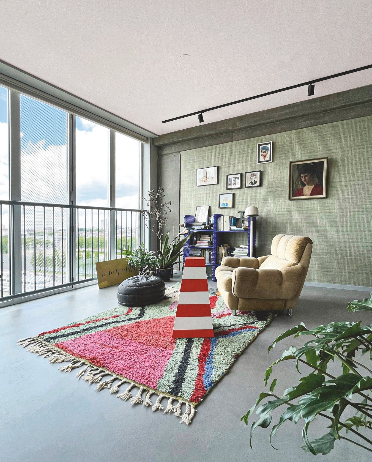 De betonvloer heeft een structuur en oogt daardoor niet te clean. Bijkomend voordeel: beton is makkelijk in onderhoud. De bijzettafel in de vorm van een vuurtoren vond de bewoner in Antwerpen. Stijlvol Wonen 8-2025 | Styling & Fotografie Bart Wigger | Tekst Evelien Roels