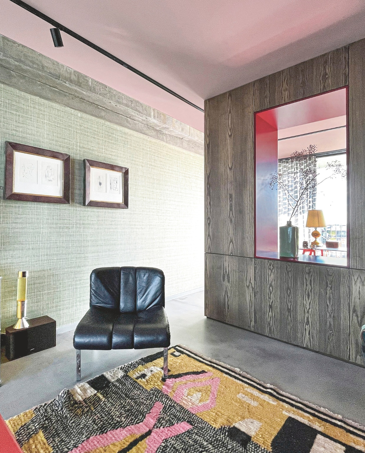 Terugkerende kleuren, in dit geval in het plafond en vloerkleed, zorgen voor consistentie. Stijlvol Wonen 8-2025 | Styling & Fotografie Bart Wigger | Tekst Evelien Roels