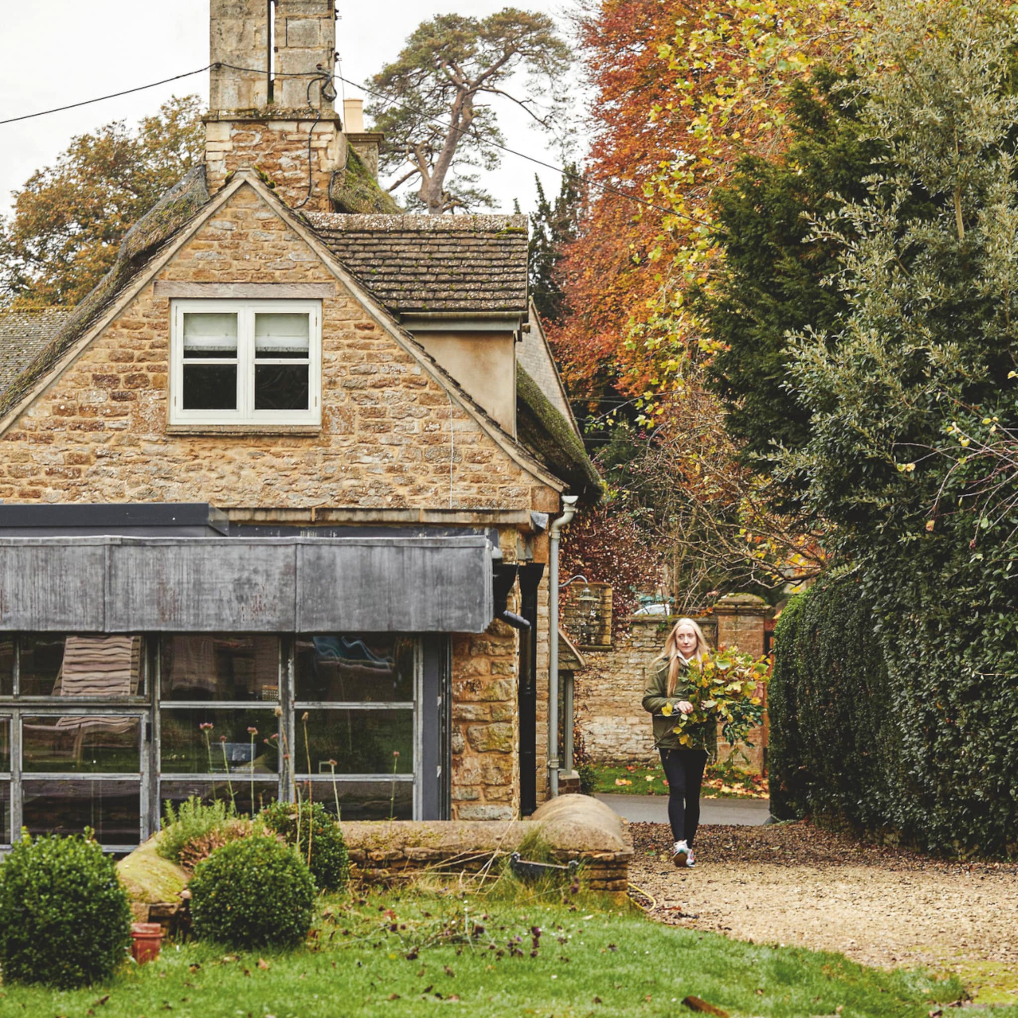 binnenkijken in een deels rietgedekte cottage