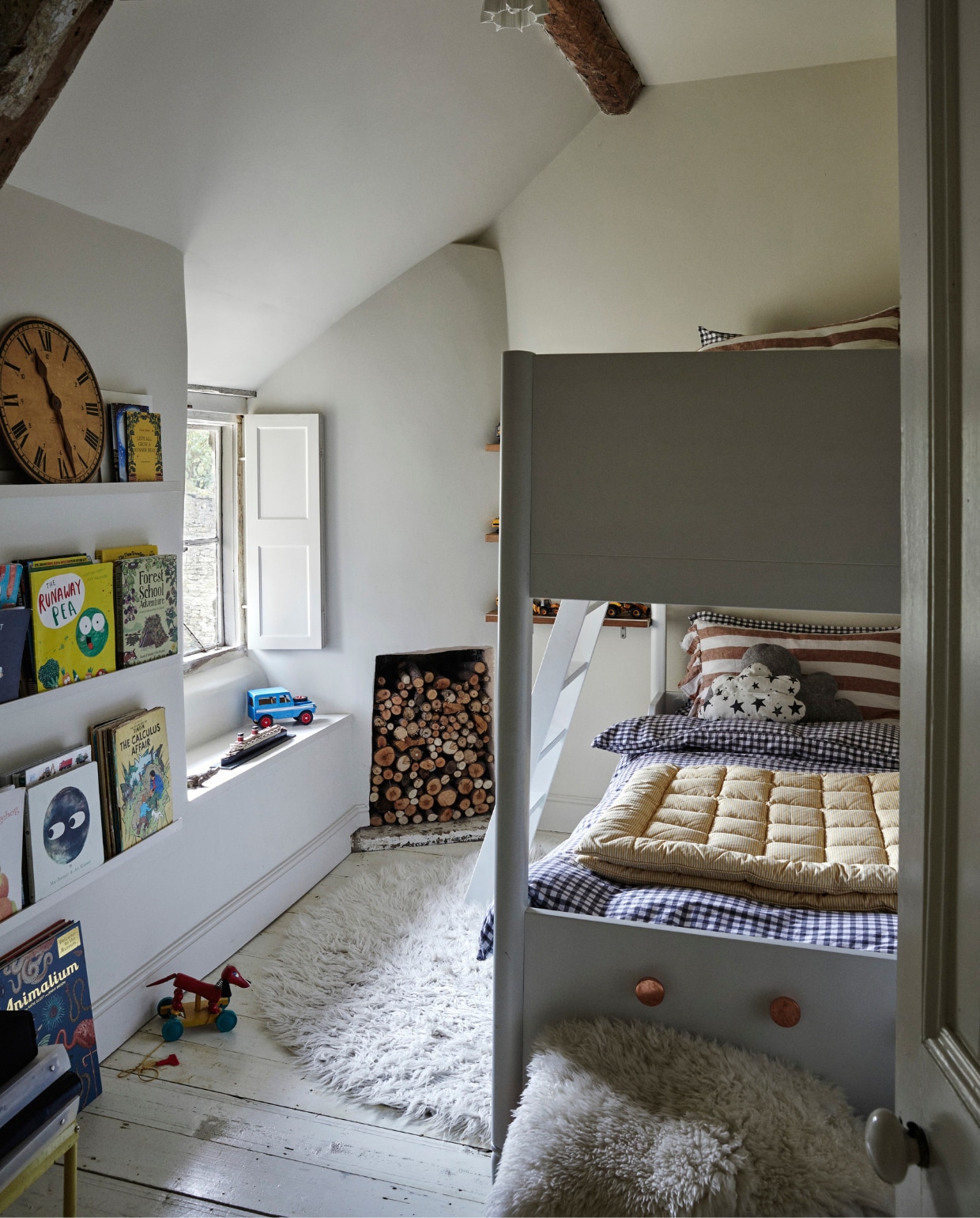 Leo’s slaapkamer waar jarenlang achter behang een open haard verborgen was. Dekbed H&M Home. Bed Made. vtwonen Landelijk 9-2025 | Fotografie Brent Darby | Tekstbewerking Anneleen Peeters | Productie Living Inside
