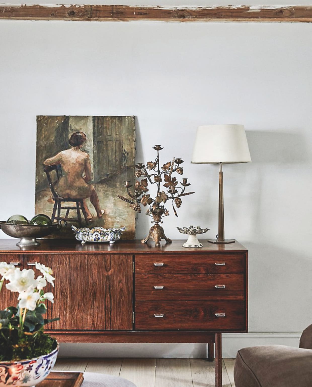 Dressoir via Ebay. Ornamenten en decoratief antiek Article 3 Interiors. vtwonen Landelijk 9-2025 | fotografie Brent Darby | tekstbewerking Anneleen Peeters