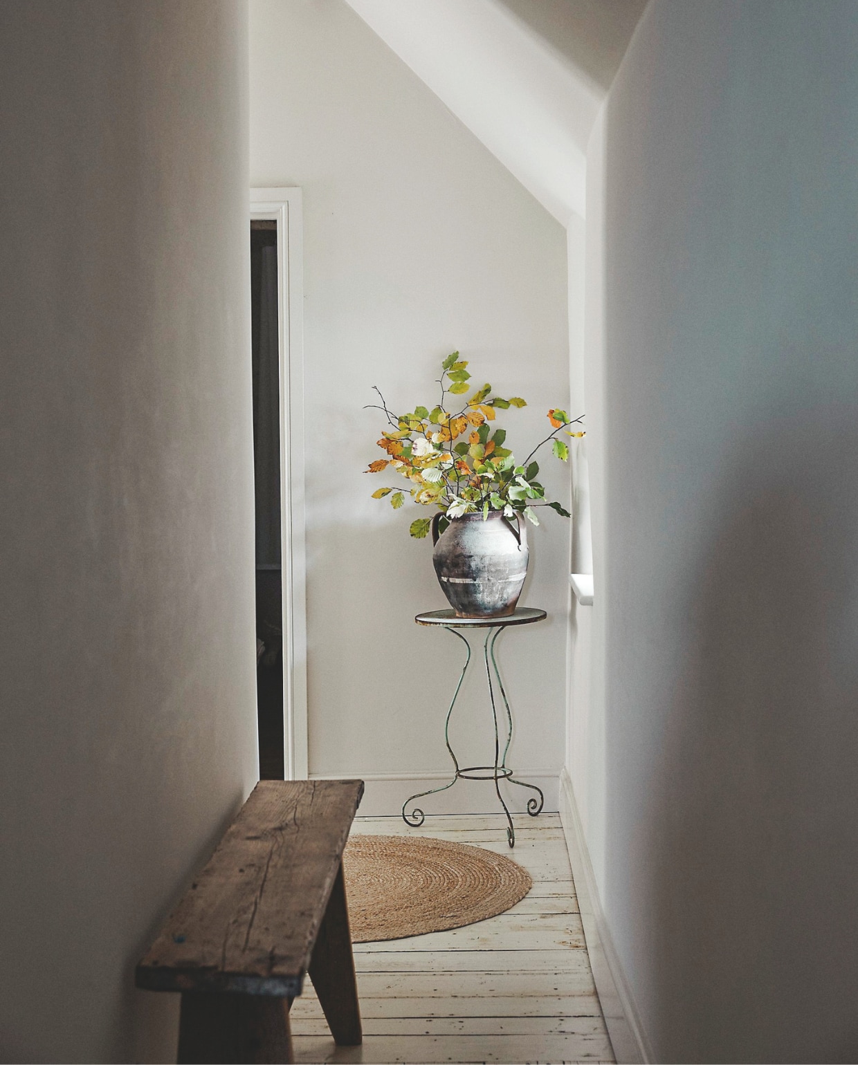 Op de boven-verdieping maakten ze een derde slaapkamer. Zo ontstond een L-vormige gang. Bank en bijzettafel Article 3 Interiors. vtwonen Landelijk 9-2025 | fotografie Brent Darby | tekstbewerking Anneleen Peeters