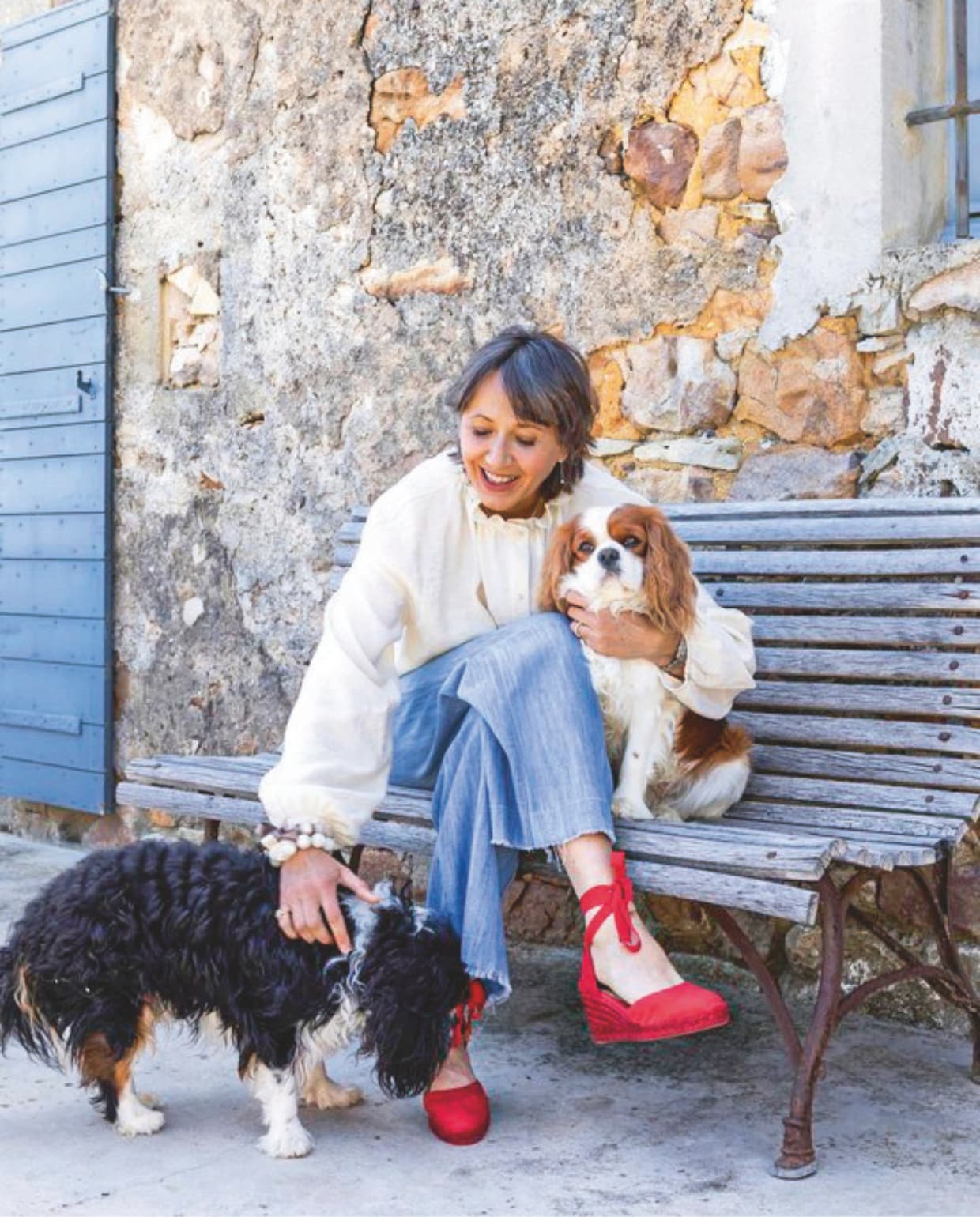 Sophie met haar honden, Maurice en Orlov. vtwonen Landelijk 8-2025 | styling Laura Taccari | fotografie Monica Spezia | tekstbewerking Roel Janssen