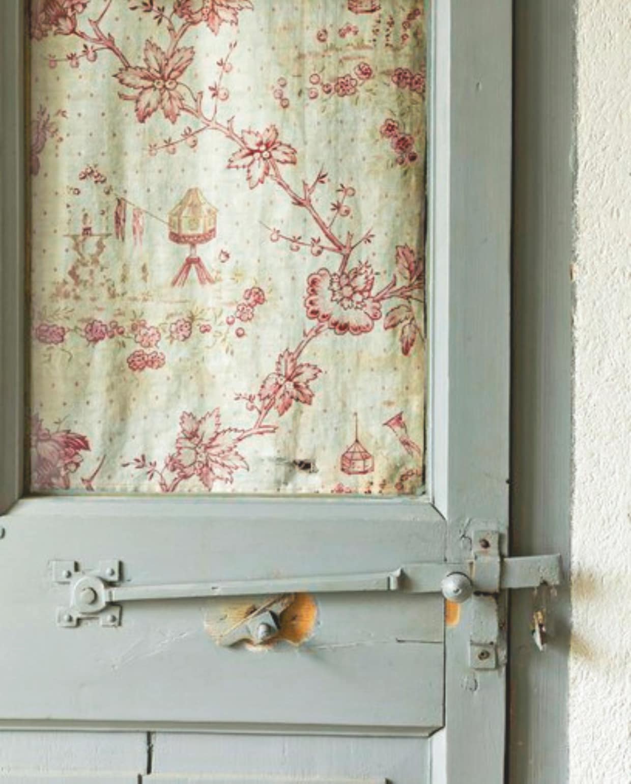 Het interieur is gevuld met meubels en objecten die ze door de jaren heen verzamelde op brocantemarkten in Frankrijk, zoals de smeedijzeren tafel, rotan fauteuil en wereldbol. vtwonen Landelijk 8-2025 | styling Laura Taccari | fotografie Monica Spezia | tekstbewerking Roel Janssen