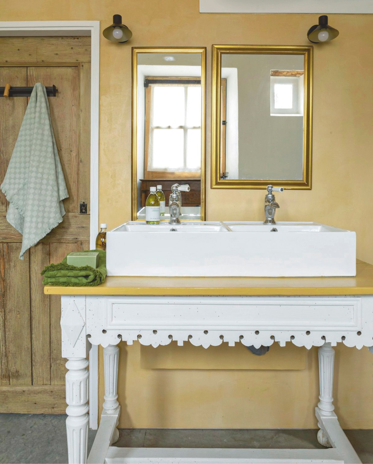 In de moderne badkamer voor gasten is een oud Frans slagersblok gebruikt als wastafel. vtwonen Landelijk 8-2025 | styling Laura Taccari | fotografie Monica Spezia | tekstbewerking Roel Janssen