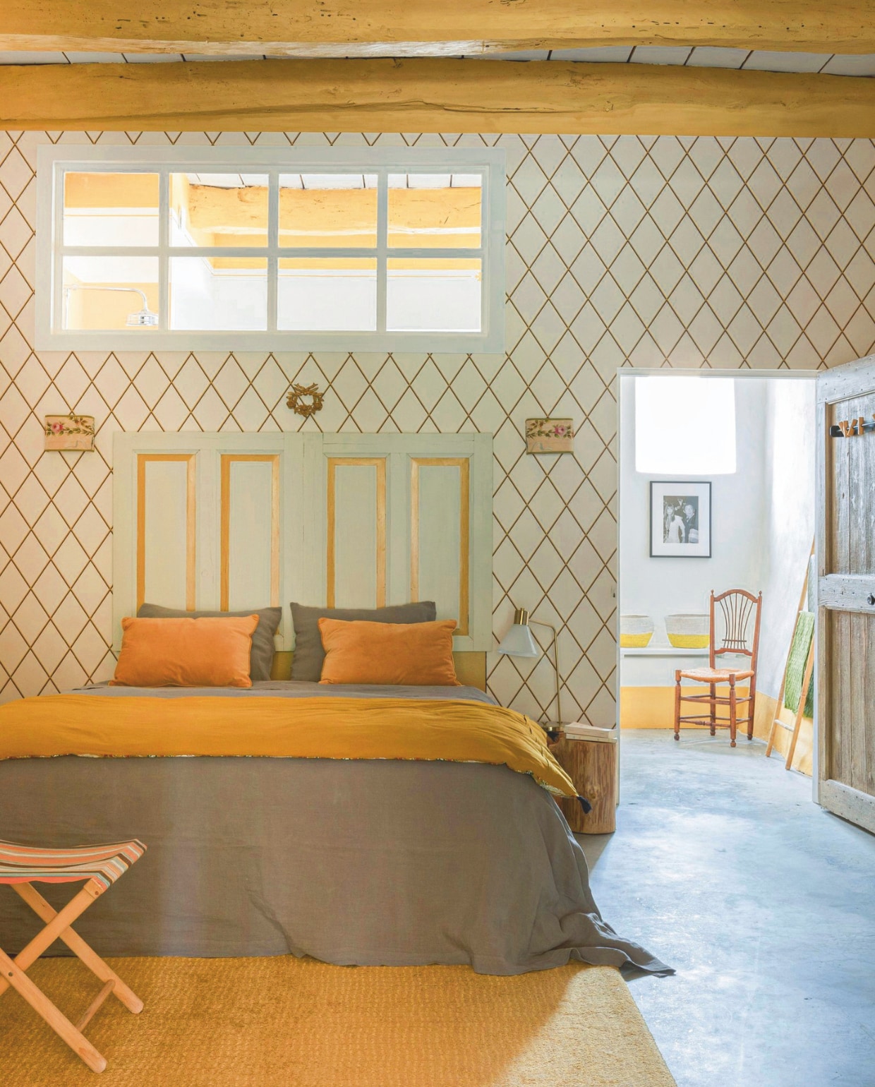 Kamer Place aux Herbes, met behang Didascalie van Mériguet-Carrère Paris en muurverf van Farrow & Ball. Beddengoed Society Limonta. vtwonen Landelijk 8-2025 | styling Laura Taccari | fotografie Monica Spezia | tekstbewerking Roel Janssen