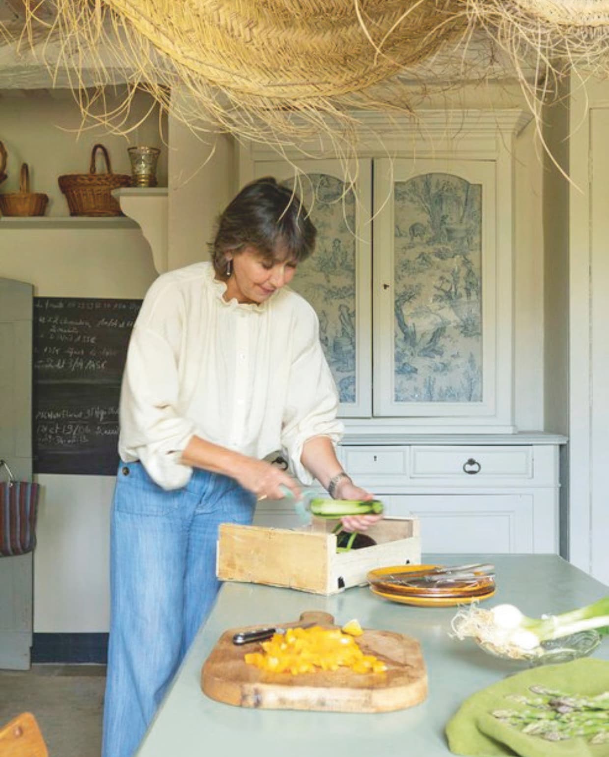 Sophie bakt abrikozen clafoutis in de keuken met een ouderwets AGA-fornuis. vtwonen Landelijk 8-2025 | styling Laura Taccari | fotografie Monica Spezia | tekstbewerking Roel Janssen