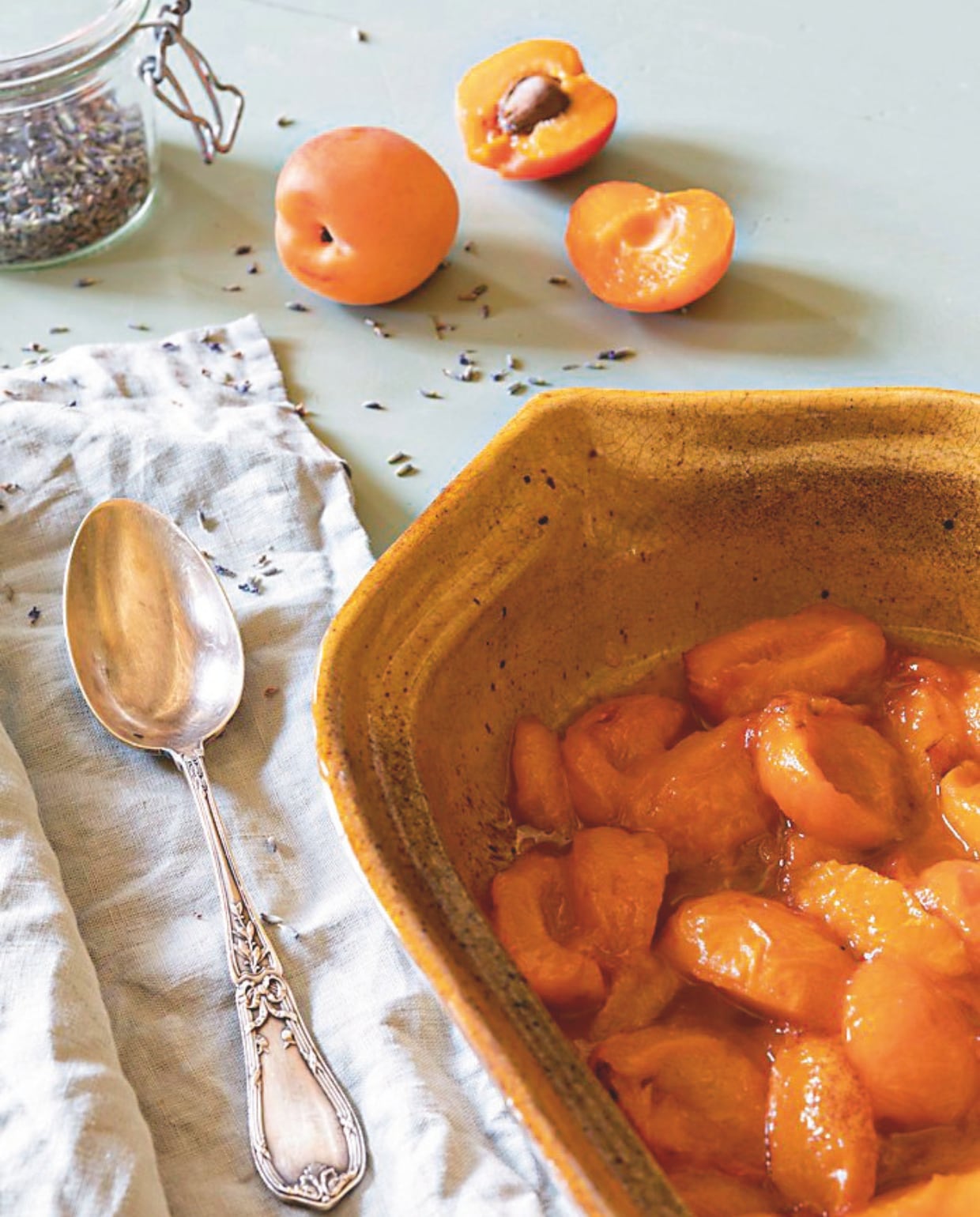 Sophie bakt abrikozen clafoutis in de keuken met een ouderwets AGA-fornuis. vtwonen Landelijk 8-2025 | styling Laura Taccari | fotografie Monica Spezia | tekstbewerking Roel Janssen