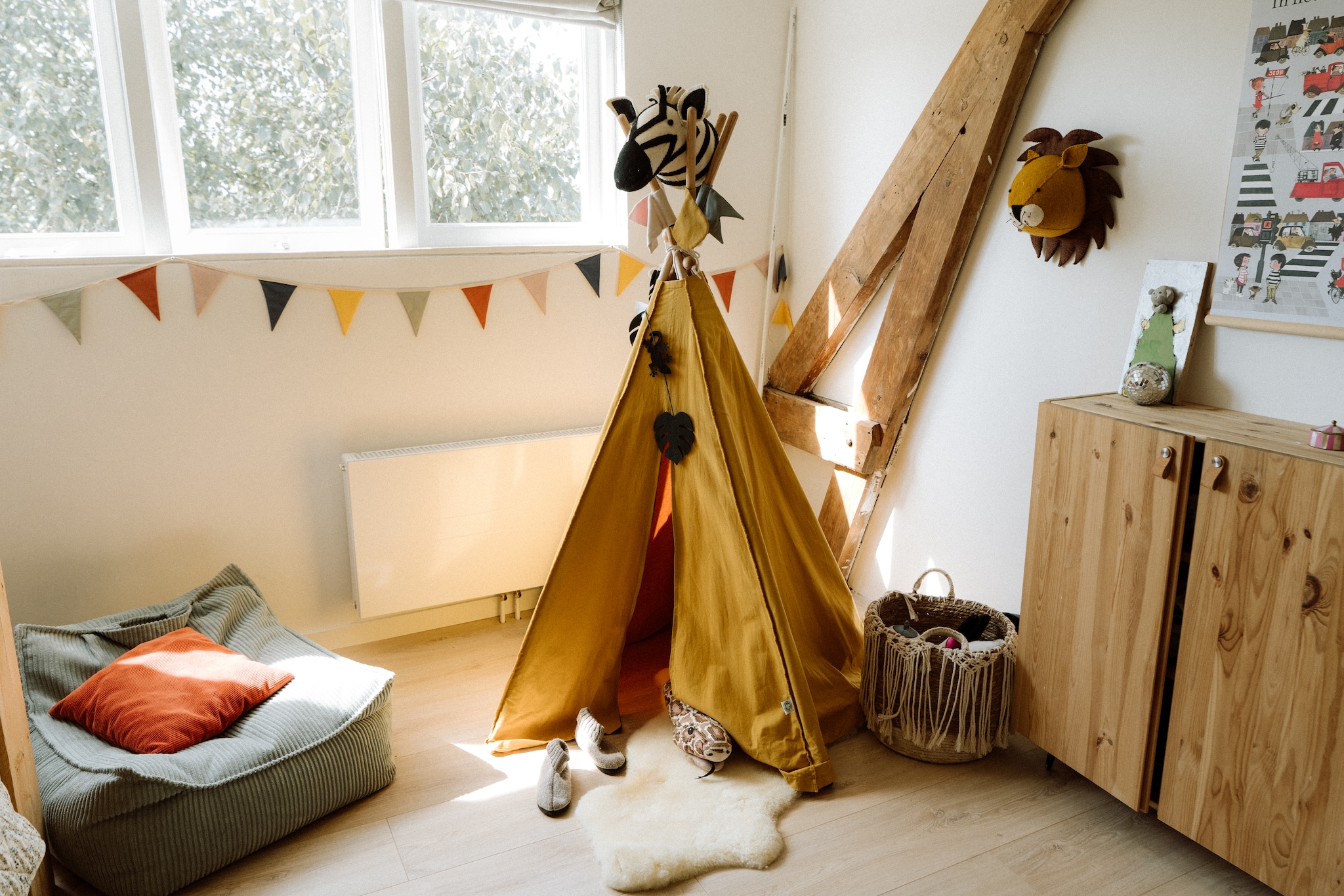 Tipi Roommate via Lieffeling. Kastje Ikea. Vlaggetjes Petit Amélie. Lamp Jotex. Schapenvacht schapenvacht.shop. Raambekleding Veneta. vtwonen 11-2025 | styling Sanne Ketelaar | fotografie Stories By Chriske
