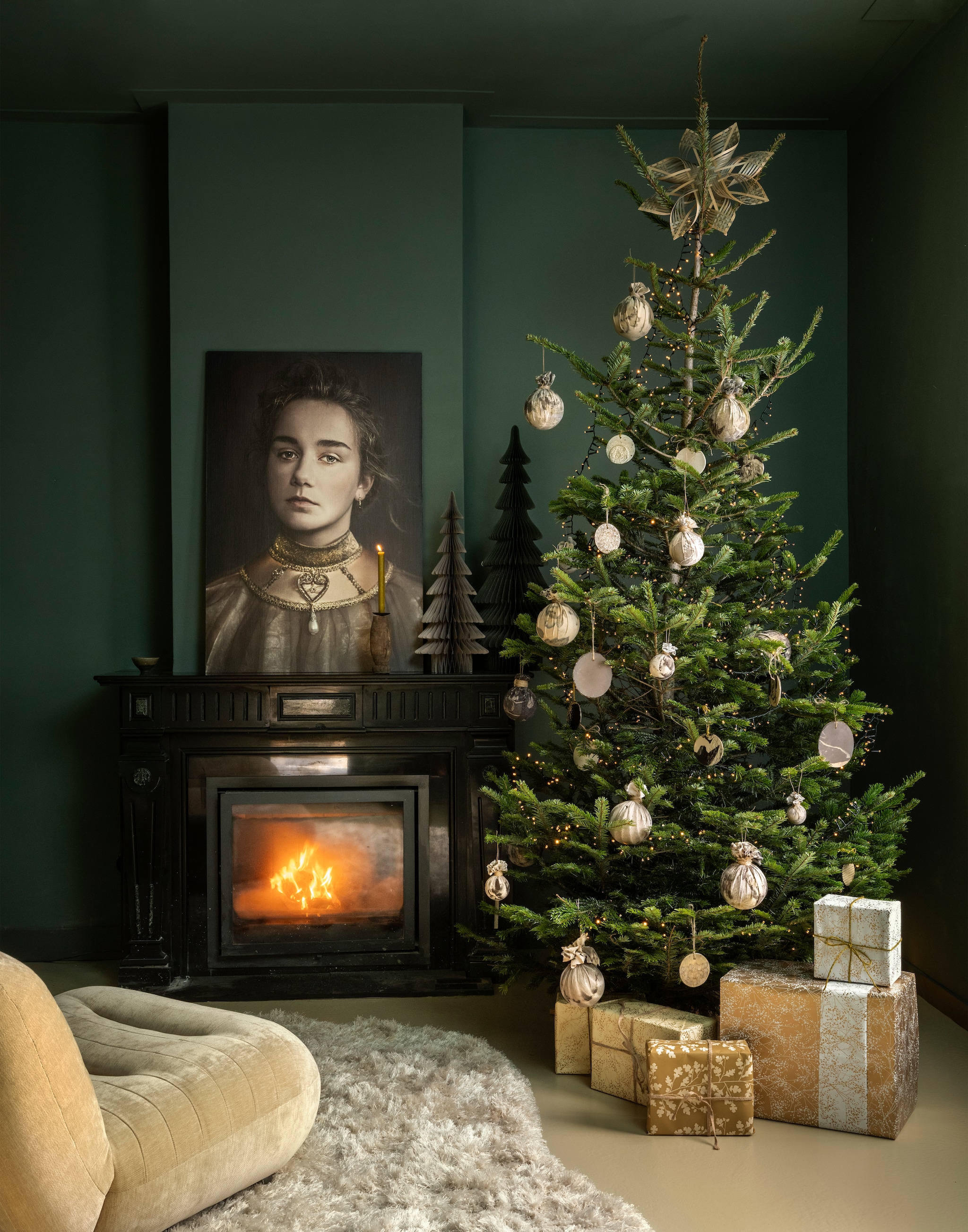 Rachel Dubbe portret privébezit, prijs op aanvraag (racheldubbe.com). Dutchbone fauteuil Wyatt, velours, beige, 101x87x70,5 cm (lxbxh) € 869,-, Zuiver vloerkleed Tasty, wolmix, naturel, 200x290 cm € 765,-, Sfeer voor jou lichtsnoer, kunststof, groen, 2 m € 90,- (shop.vtwonen.nl). Ompak cadeaupapier (kookwinkel.nl). Ambermaakt kerstbal textiel, ecoprint, vanaf € 25,- (ambermaakt.nl). Blomus kerstbal Kiseky, houtlook, beige, set van 4€ 34,95, ornamenten Kazary, papier, wit, set van 4 € 24,95 (blomus.com), @carolinelovesceramics kerstbal plat, keramiek, vanaf € 6,-, kom prijs op aanvraag (@carolinelovesceramics). vtwonen 11-2025 | styling Marianne Luning | Stan Koolen