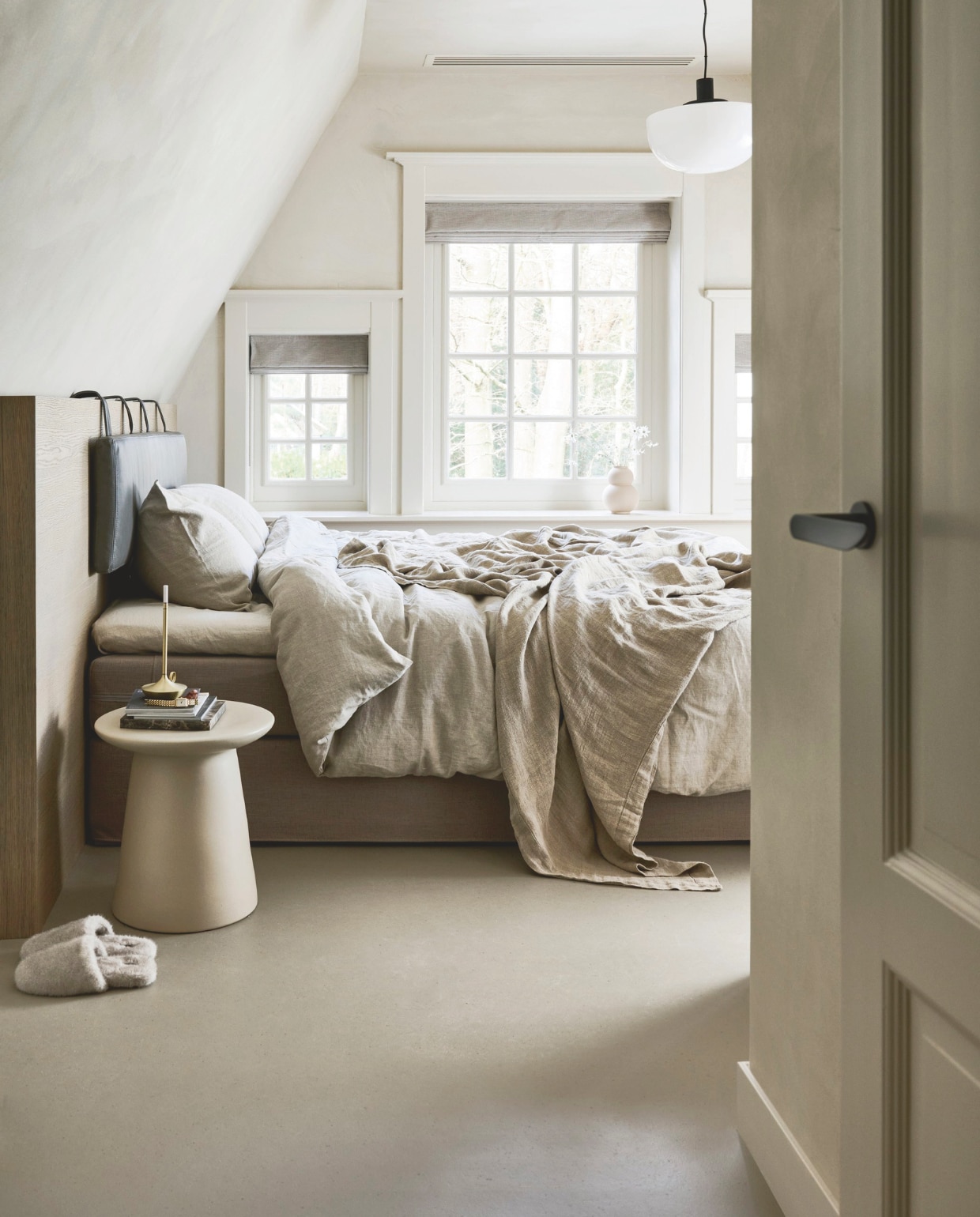 Marmoleum Clay cocoa VTW109, 200 cm breed, per m² € 50,40. M.m.v. zarahome.com (sloffen, beddengoed), hkliving.com (bijzettafel), graypants.eu (tafellamp). Overig privébezit. vtwonen 02-2025 | styling Kim van Rossenberg | fotografie Sjoerd Eickmans | chef product, conversie en creatie Tanja saarberg