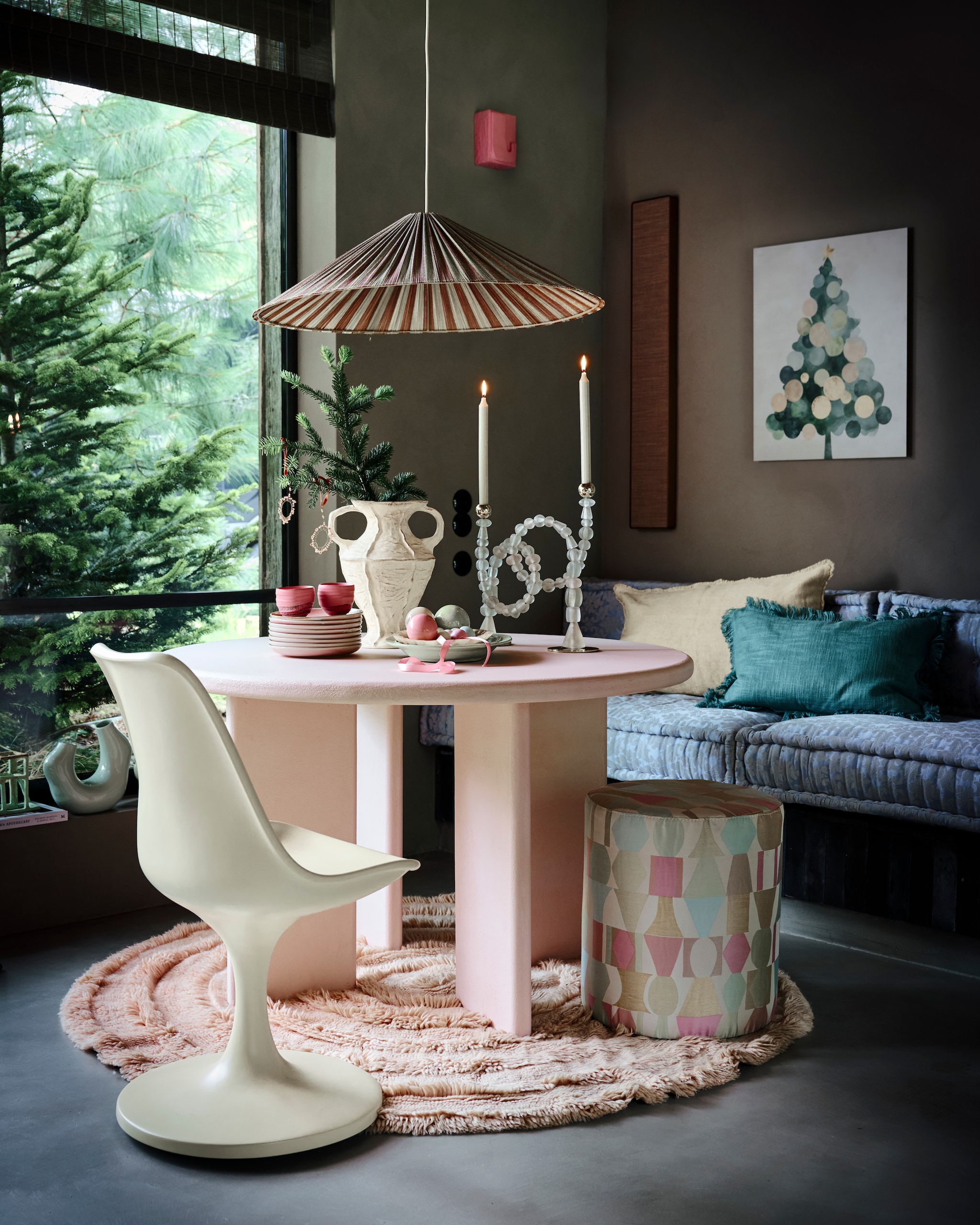 Household Hardware stoel Tulip, polyester, ivoor, 49x45x83 cm (bxdxh) € 595,- (shop.vtwonen.nl). Matraskussens, katoen en schuim, jeans, diverse maten vanaf € 110,- (householdhardware.nl). Pebb eettafel, handgemaakt, betonlook, lichtroze, 120 cm (Ø) € 1350,- (pebb.nl). Rubelli poef met jacquardstof Paul, pastello, 140 cm (b), prijs op aanvraag (rubelli.com). Urban Nature Culture vaas Felice, keramiek, mintgroen € 49,95, kussen Erto, wol, naturel € 39,99 (urbannatureculture.com). H&m Home geweven kussenhoes, katoen, mintgroen € 9,99 (hm.com). Polspotten kandelaar Beads, gerecycled glas, handgemaakt, wit, 33x12x38 cm (lxbxh) € 250,- (polspotten.com). Weldaad krans hangornament, glas, roze € 9,95 (weldaad.com). Collectivwarehouse lint, satijn, lichtroze € 2,99 (collectivwarehouse.com). Edith Beurskens kerstballen, keramiek, roze, ivoor en mintgroen € 45,- en € 50,- (edithbeurskens.com). HKliving vloerkleed Round, wol, roze, 150 cm (Ø) € 139,-, hanglamp Plisse, bamboe, groen met bruine streep € 99,95, schaal, keramiek, mintgroen € 59,95, schaal, epoxy giethars, lichtbruin € 54,95, borden, keramiek, steen, roze € 29,95, vaas New Classics, keramiek, cream € 79,95, koffiekopjes Artist ceramics, keramiek, roze € 9,95 (hkliving.com). Atelier Sukha trui Flores, pure ecru € 280,-, laarzen, leer, handgemaakt, camel € 484,- (sukha.nl). vtwonen 11-2025 | styling Liza Wassenaar | fotografie Sjoerd Eickman