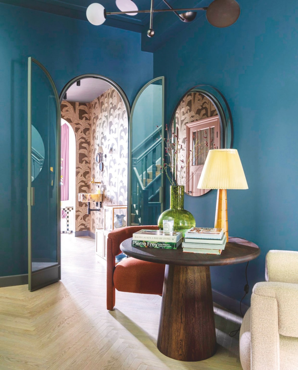 Kleur muren en plafond Nice Night van The Nice Stuff Colours by Flexa x Karwei. Stalen deur Blecks. Spiegel Karwei. Vloerkleed HKliving. Stoelen Theo-Bert Pot by Karwei. Tafel Table du Sud. Vaas Cor Unum, Tafellamp Soho Home. vtwonen 10-2025 | styling en fotografie Theo Bert-Pot, Jelle van de Schoor