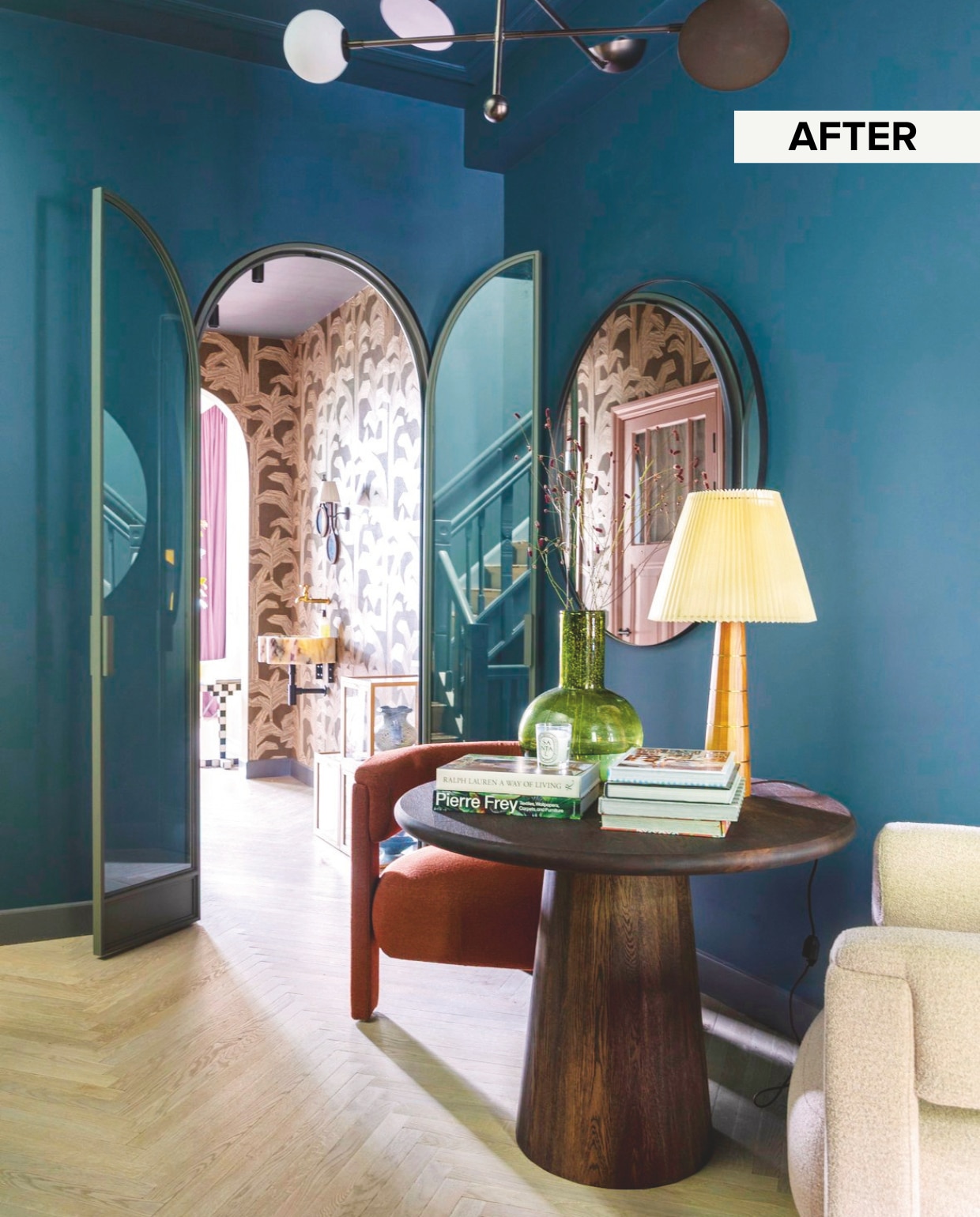 Kleur muren en plafond Nice Night van The Nice Stuff Colours by Flexa x Karwei. Stalen deur Blecks, spiegel Karwei, vloerkleed HKliving, stoelen Theo-Bert Pot by Karwei, tafel Table du Sud. Vaas Cor Unum, tafellamp Soho Home. vtwonen 10-2025 | styling en fotografie Theo Bert-Pot, Jelle van de Schoor