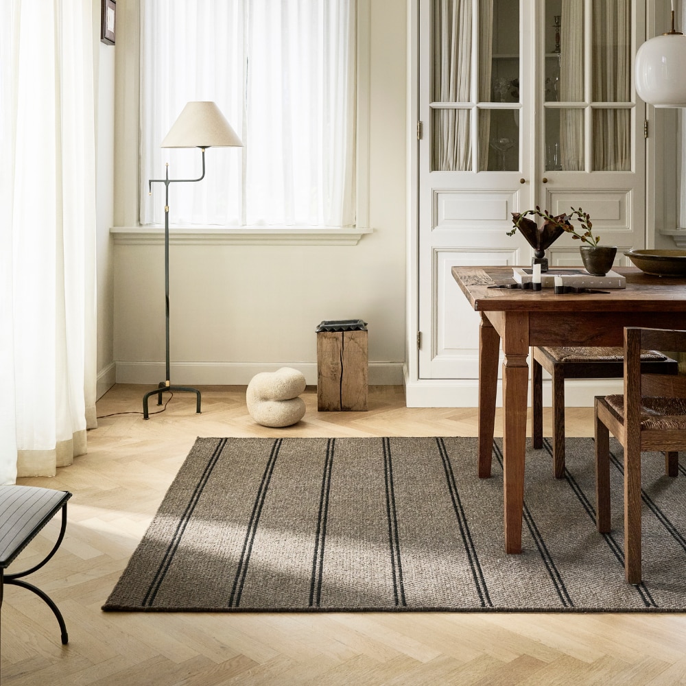 vtwonen vloerkleed Twin Stripe zand Styling: Kim van RossenbergFotografie: Sjoerd Eickmans vtwonen 09 2025 vtwonen