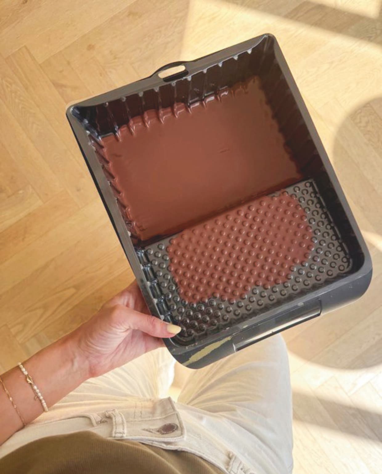 Farrow & ball hoogglans lak, reddish brown, 0,75 liter € 55,- (verf-plaza.nl) vtwonen 10-2025 | styling & fotografie Valerie Paas