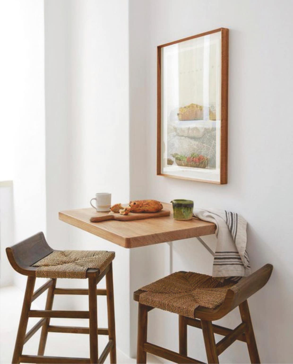 accessoires, schalen en trays van massief teakhout uit Indonesië. Serviesgoed Wonki Ware. Barkrukken Tanji van Hoffz Interior. vtwonen Landelijk 08-2025 | fotografie Elsa Young | productie Living Inside