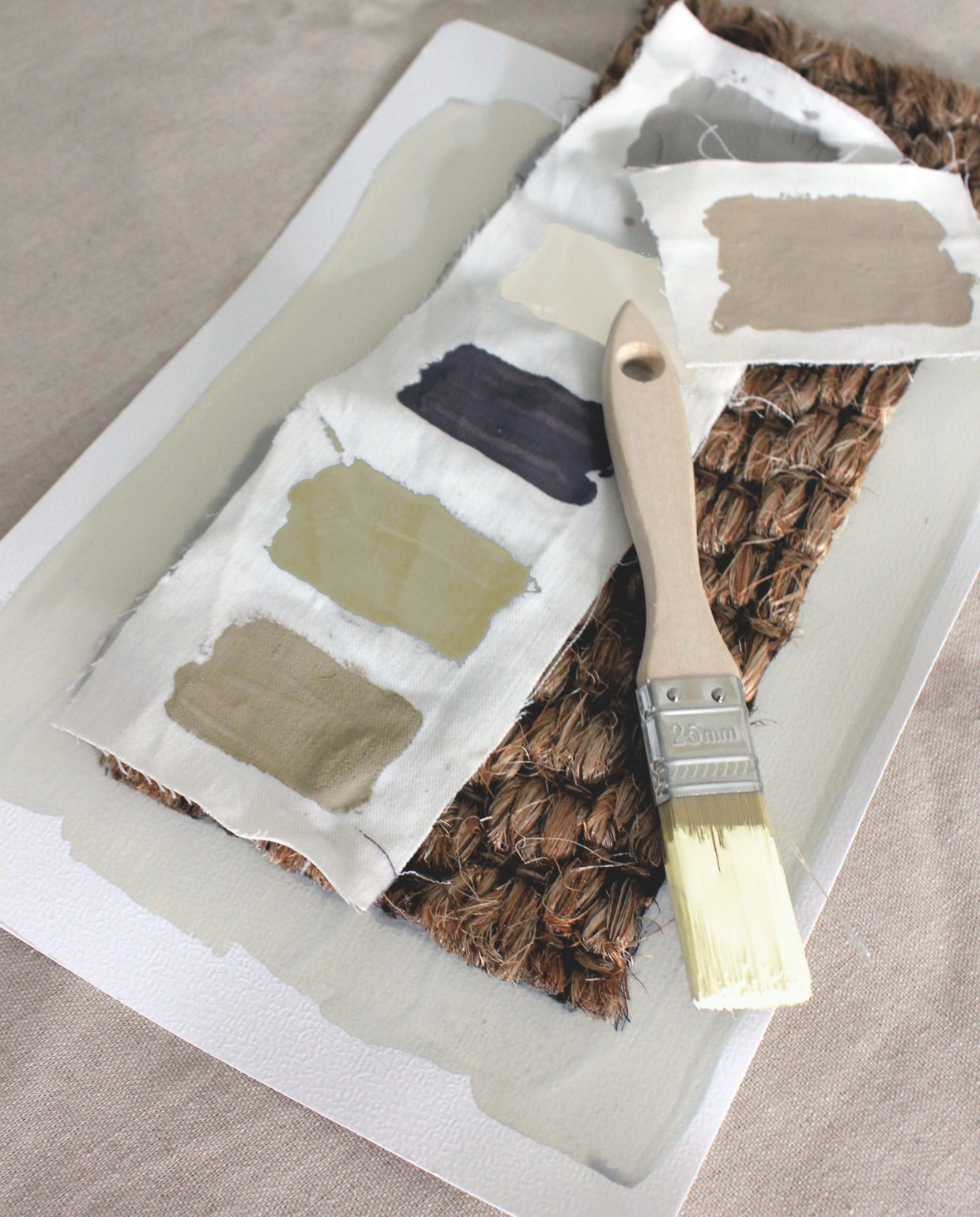 Moss No. 41(vestingh.nl).<Natural(cartecolori.nl).<Pavilion Gray(farrow-ball.com).>Silent White(littlegreene.eu).>Lively Linen (flexa.nl).<Oliva CC031(cartecolori.nl). vtwonen Landelijk 08-2025 | fotografie Elsa Young | productie Living Inside