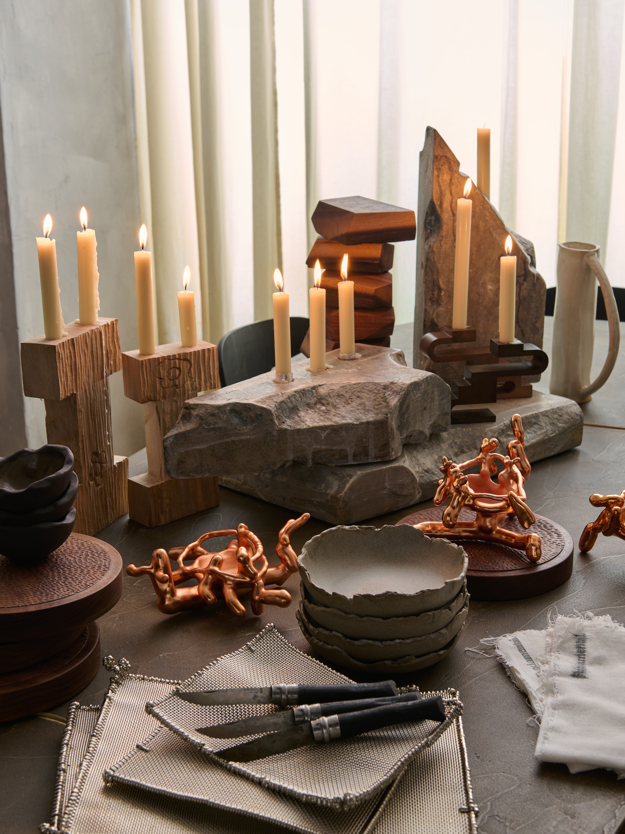 Stoelen Lensvelt. Gordijnen onbewerkt katoen. Schenkkan Pasella. Koperen objecten voor amuses Audrey Large. Kandelaars links Frank Penders. Houten onderzetters en kommen Merging Matter. Servetten van kaasdoek eigen ontwerp. Plateaus verchroomd Odd Matter. stijlvol wonen 10-2025 | styling Tamara Botter | fotografie Kasia Gatkowska