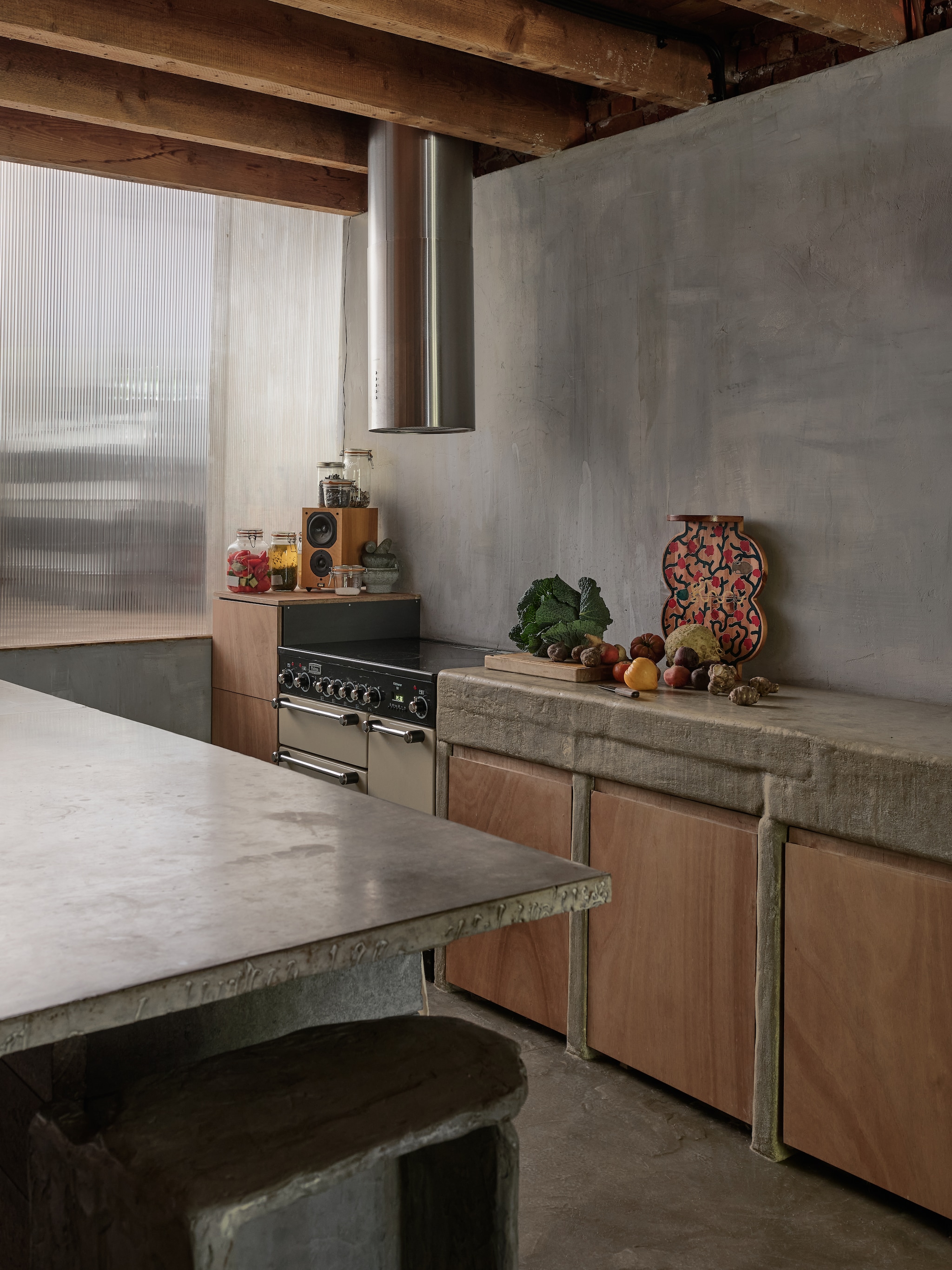 Dienblad Laurids Gallée. Keuken eigen ontwerp van Bastiaan Kalmeyer, Fundamental Objects. stijlvol wonen 10-2025 | styling Tamara Botter | fotografie Kasia Gatkowska