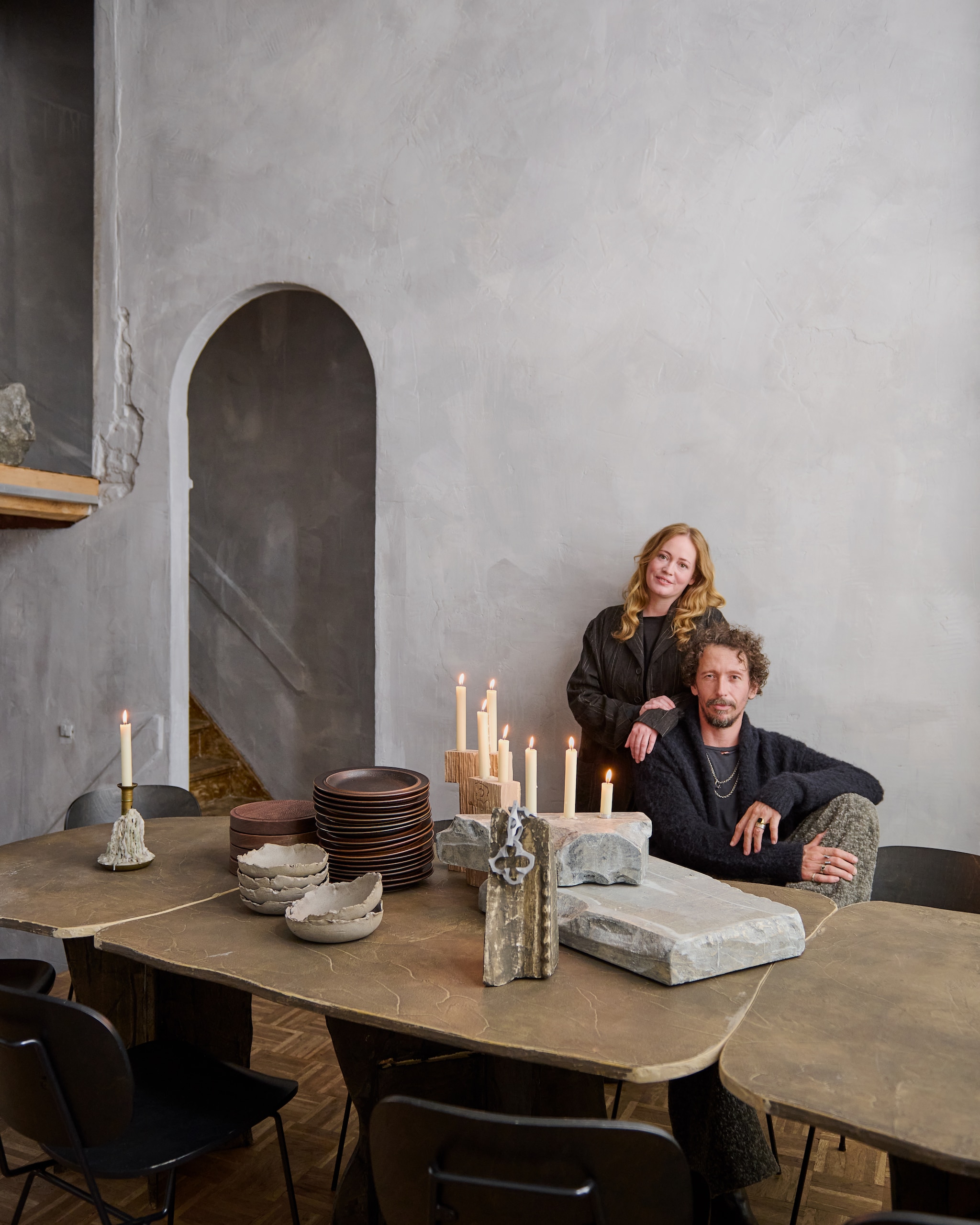 Tafel, betonnen kaarsenstandaards en muurafwerking eigen ontwerp Bastiaan Kalmeyer. Houten kandelaar Kasper Boelens. Vintage Arabia- borden. Overig servies Merging Matter. Collier aan kaars Odd Matter. stijlvol wonen 10-2025 | styling Tamara Botter | fotografie Kasia Gatkowska