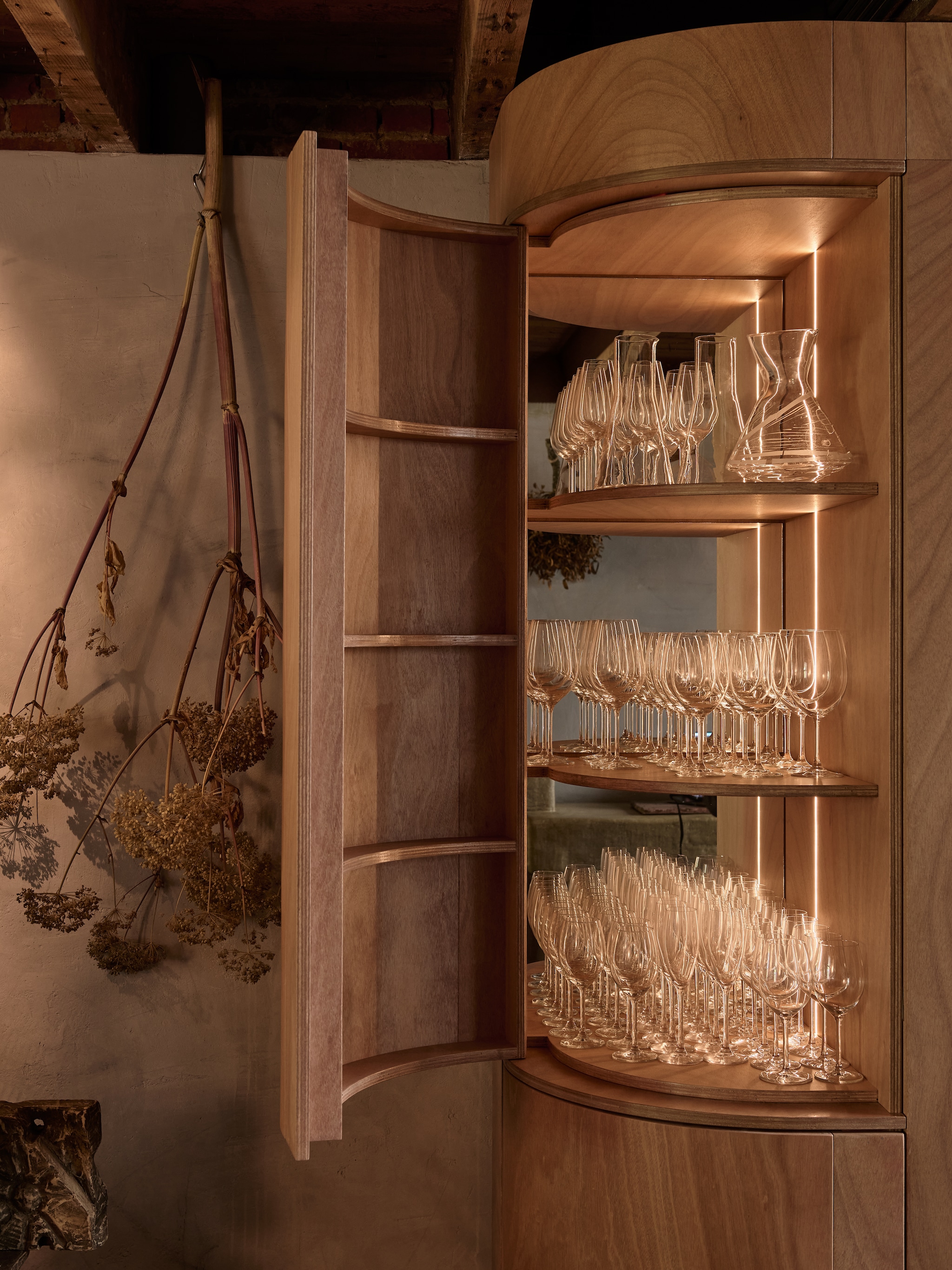 Servieskast op maat, eigen ontwerp Bastiaan Kalmeyer. stijlvol wonen 10-2025 | styling Tamara Botter | fotografie Kasia Gatkowska