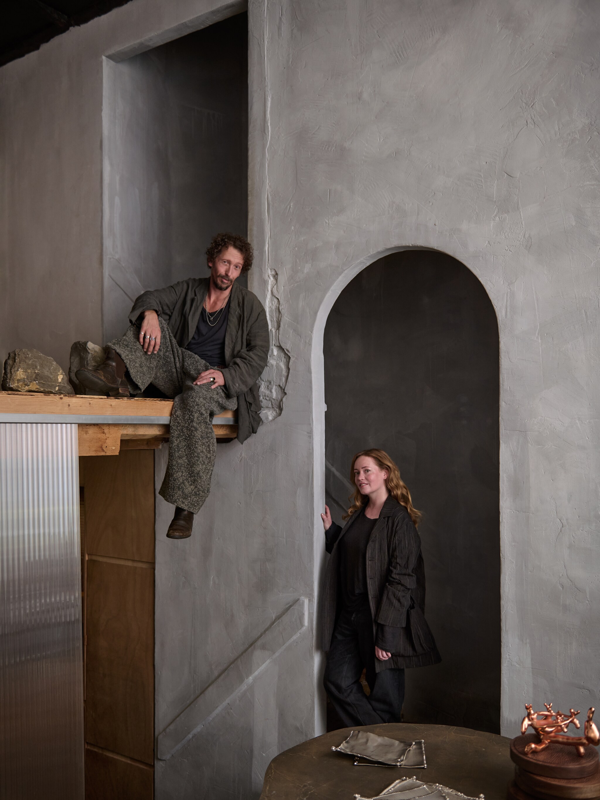 Merel Charlotte Beelenkamp en Bastiaan Kalmeyer in de dubbelhoge ruimte van hun woon-werkplek. stijlvol wonen 10-2025 | styling Tamara Botter | fotografie Kasia Gatkowska