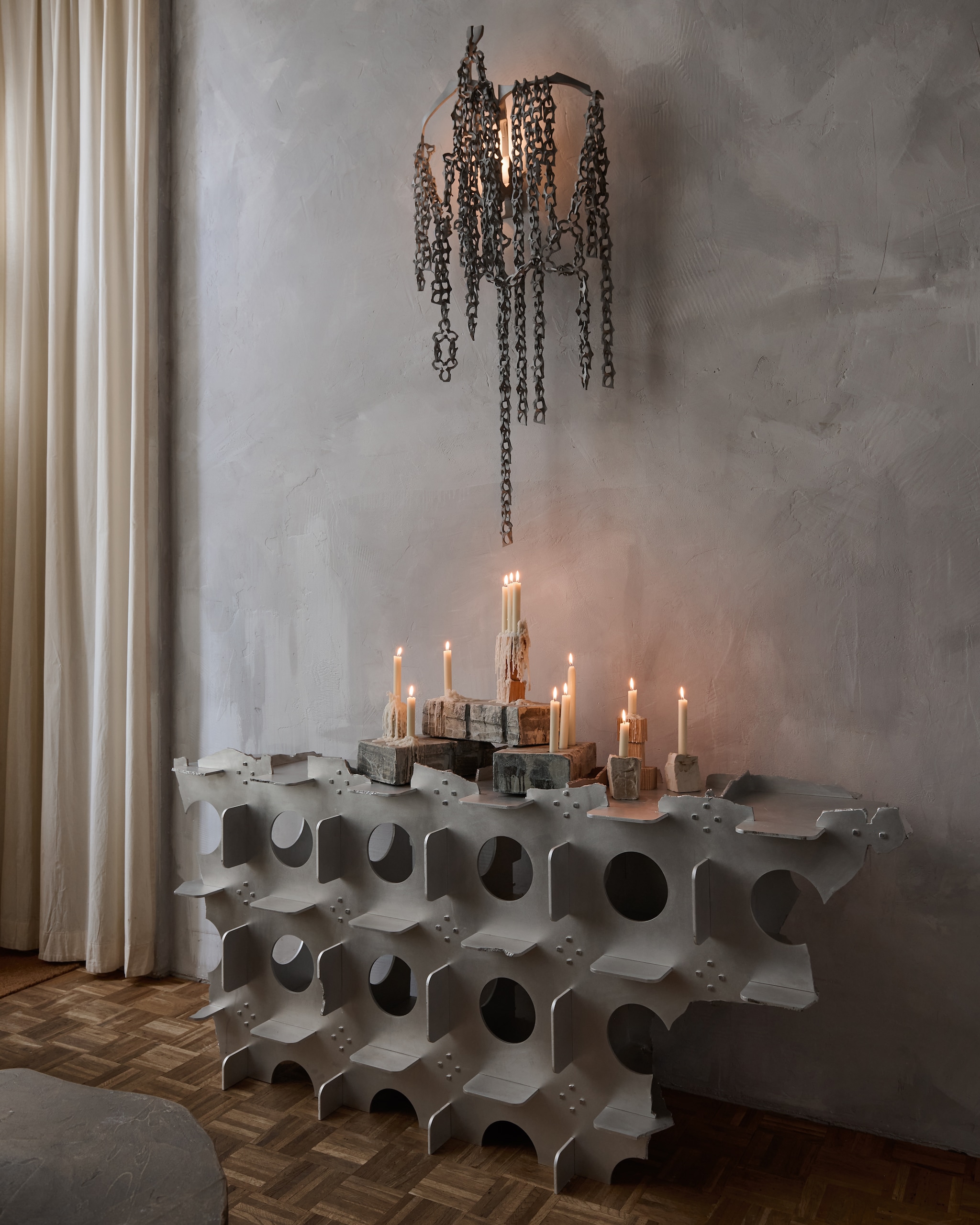 Dressoir Elvis Wesley. Kandelaars Kasper Boelens en eigen ontwerp Bastiaan Kalmeyer. Lamp van 3D-geprint metaal Odd Matter. stijlvol wonen 10-2025 | styling Tamara Botter | fotografie Kasia Gatkowska