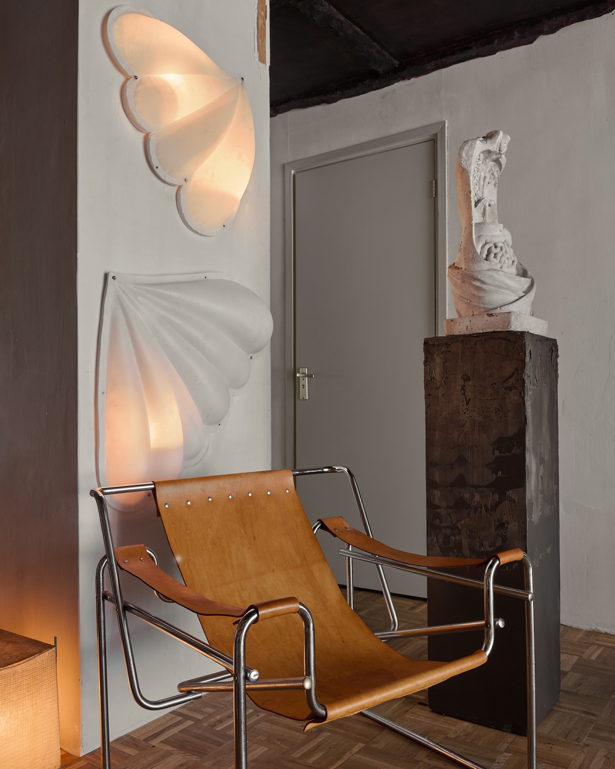 Fauteuil Wassily upcycle, Bastiaan Kalmeyer. Lampen Siiri Oksanen. Beeld vintage. stijlvol wonen 10-2025 | styling Tamara Botter | fotografie Kasia Gatkowska