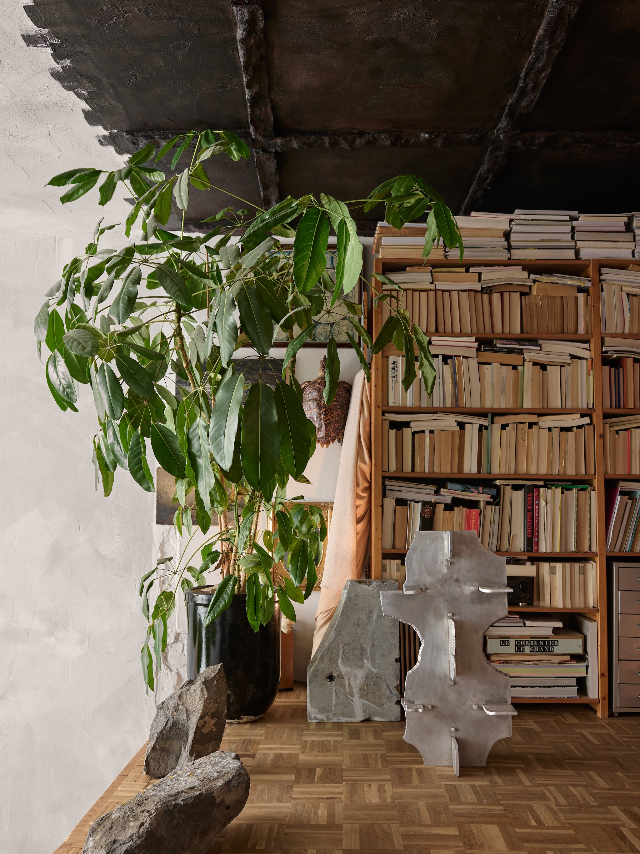 Linker object eigen ontwerp Bastiaan Kalmeyer, rechter object Elvis Wesley. Het plafond in neogotische stijl is een experiment van Bastiaan Kalmeyer, piepschuim afgewerkt met een mix van zand, klei, lijm en pigment. stijlvol wonen 10-2025 | styling Tamara Botter | fotografie Kasia Gatkowska