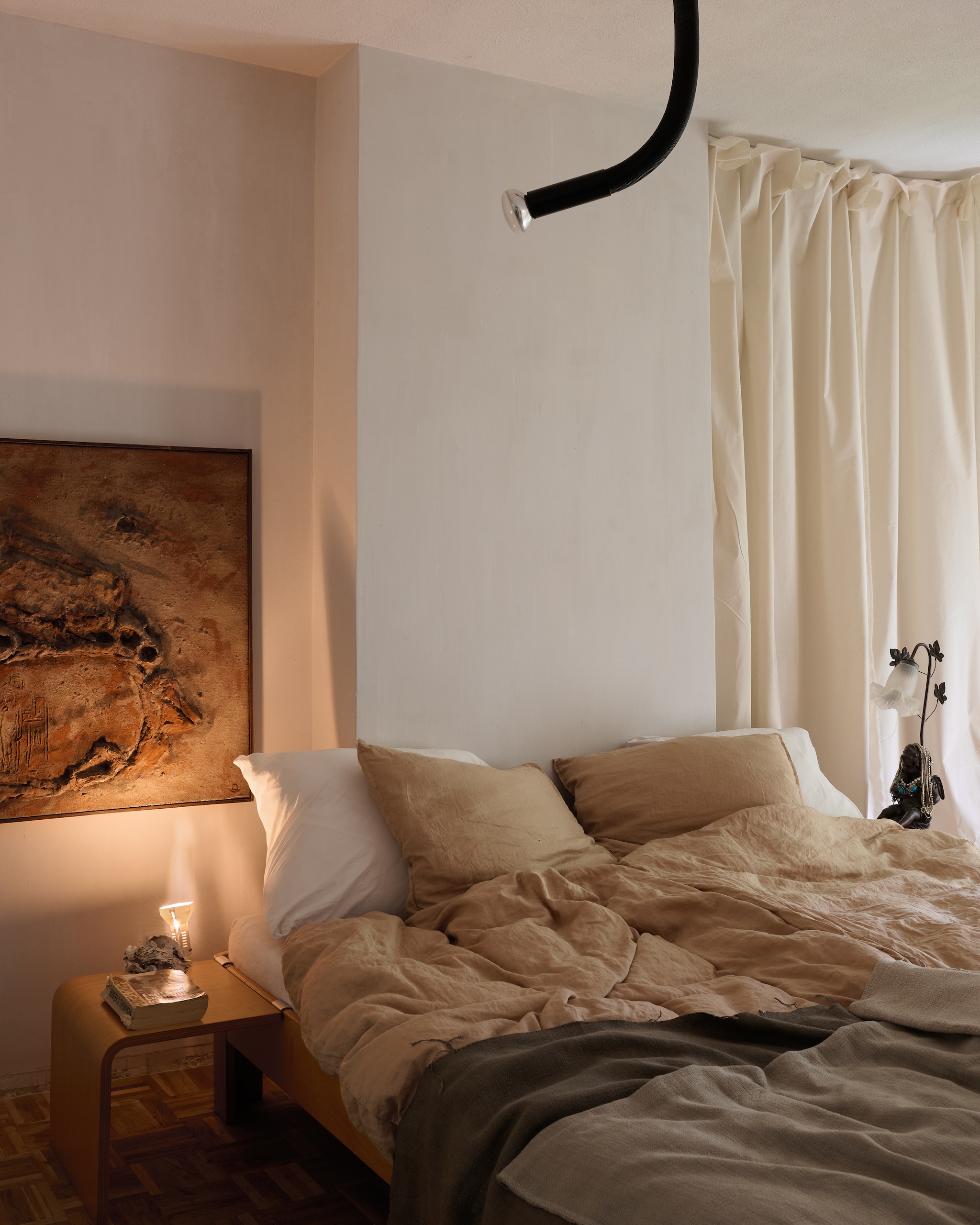 Lamp en kunstwerk familiestukken van Bastiaan Kalmeyer. Linnen beddengoed. stijlvol wonen 10-2025 | styling Tamara Botter | fotografie Kasia Gatkowska