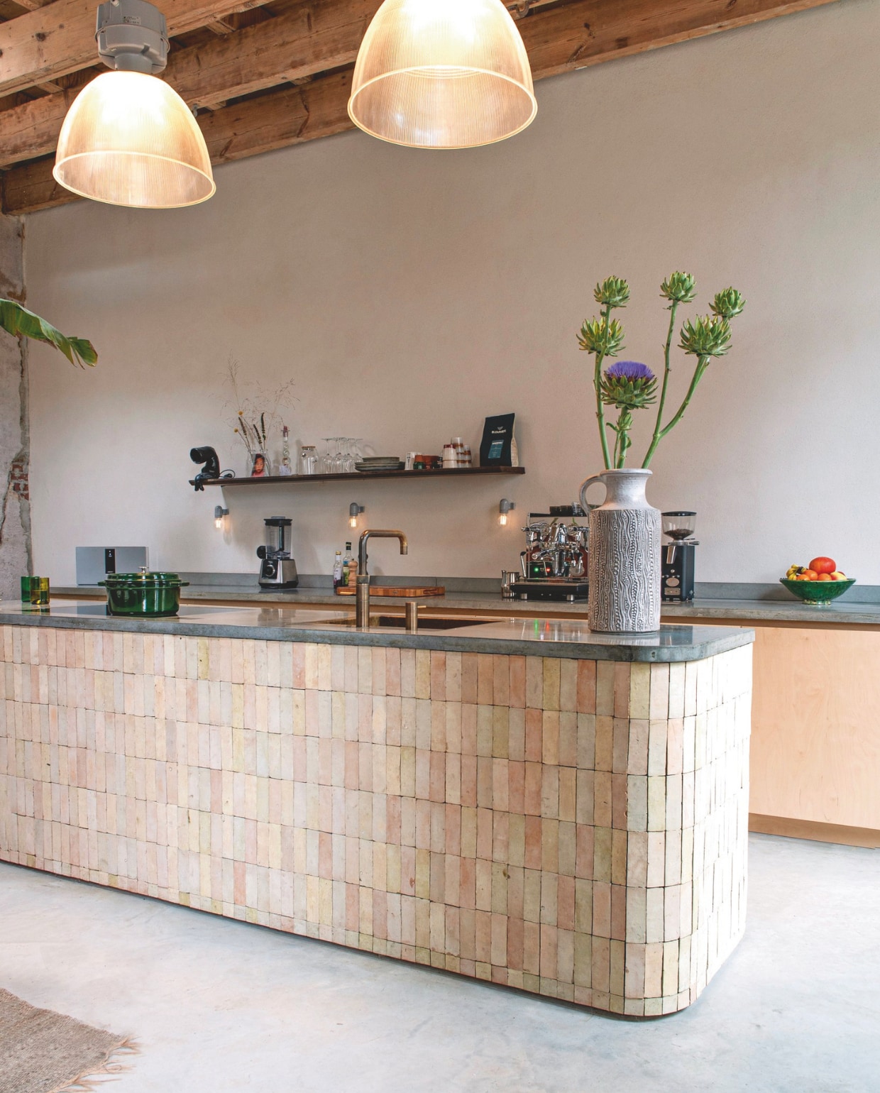 Keuken ontworpen door Fleur en gebouwd door Pand B, Marokkaanse Bejmat-tegels Designtegels, lampen en grijze vaas vintage. vtwonen 9-2025 | fotografie Caroline Coehorst