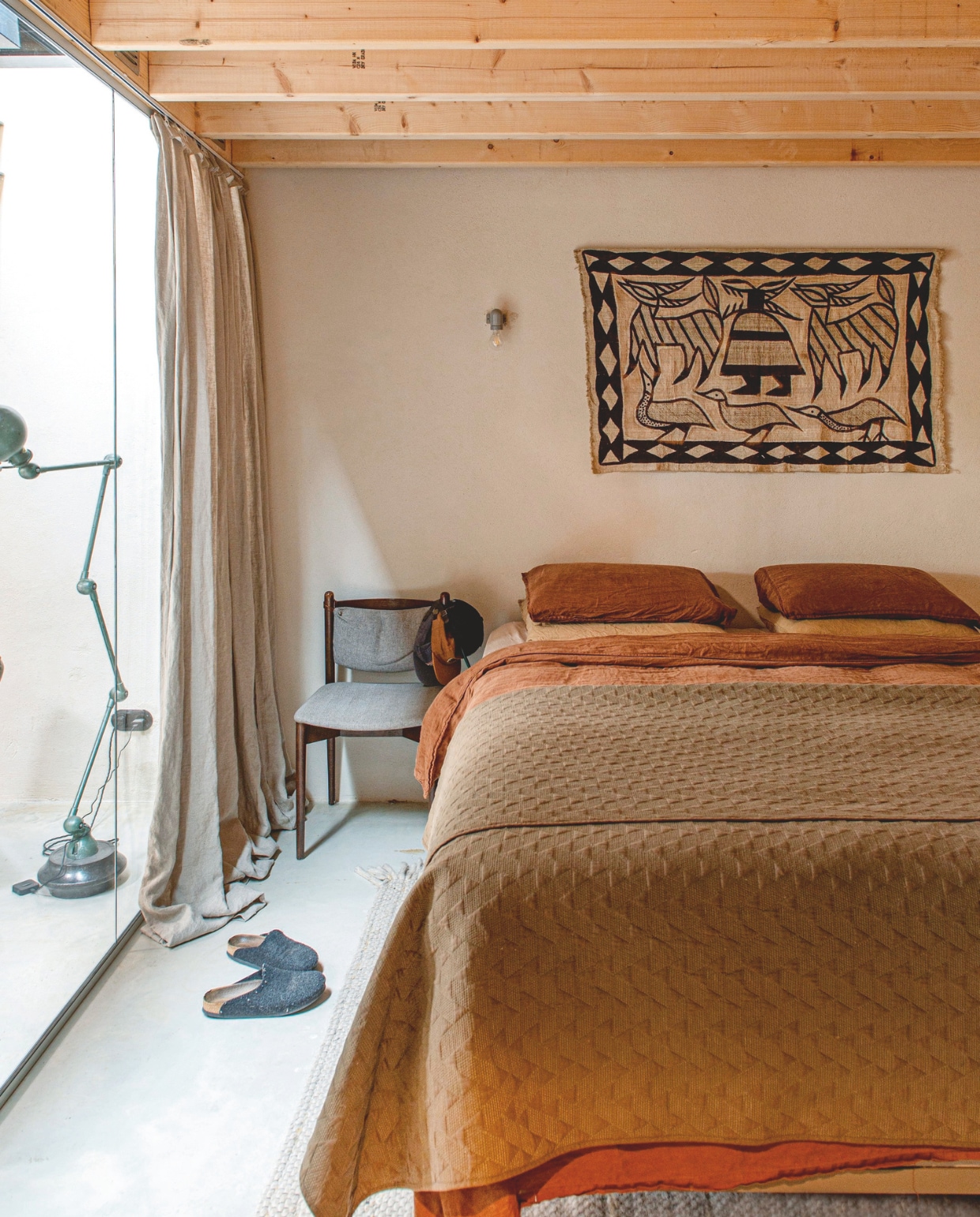 Stoel Dutchbone, sprei HKliving, beddengoed Made, vloerkleed Zuiver, Afrikaans wandkleed vintage. vtwonen 9-2025 | fotografie Caroline Coehorst