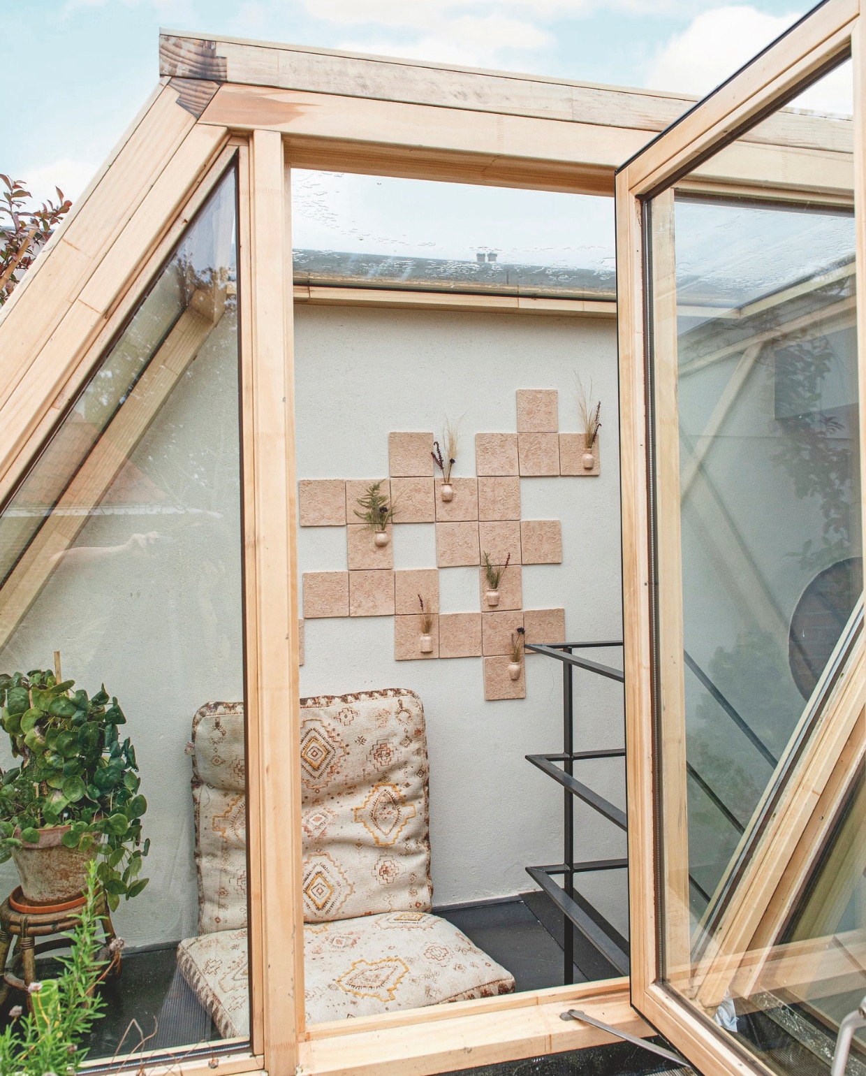 Wandtegels met vaasjes ontwerp van Fleur via Instagram @vasem_in_de_vasim, kussens Imbarro. vtwonen 9-2025 | fotografie Caroline Coehorst